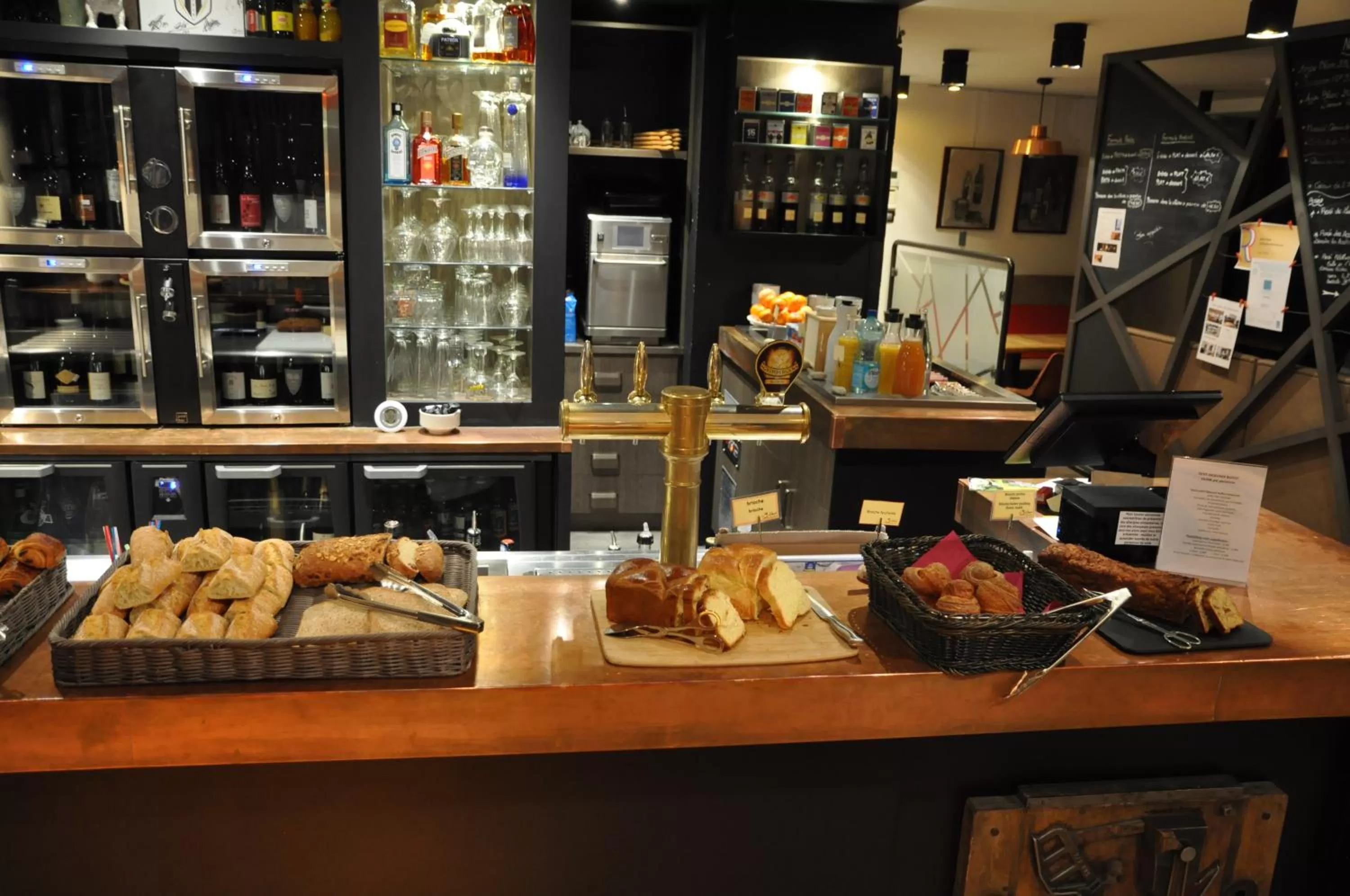 Buffet breakfast in Les 3 Lieux - Hôtel, Restaurant, Espace sensoriel