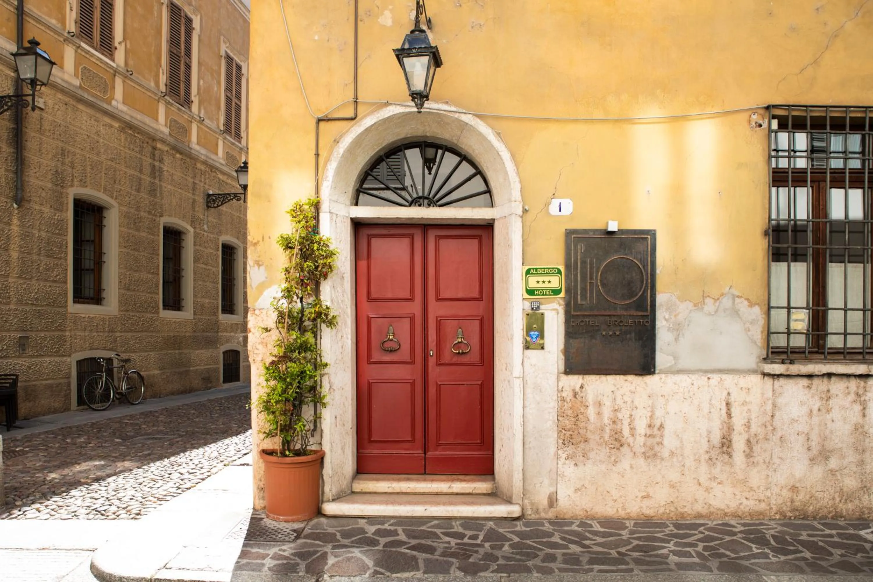 Facade/entrance in Hotel Broletto - Centro Storico