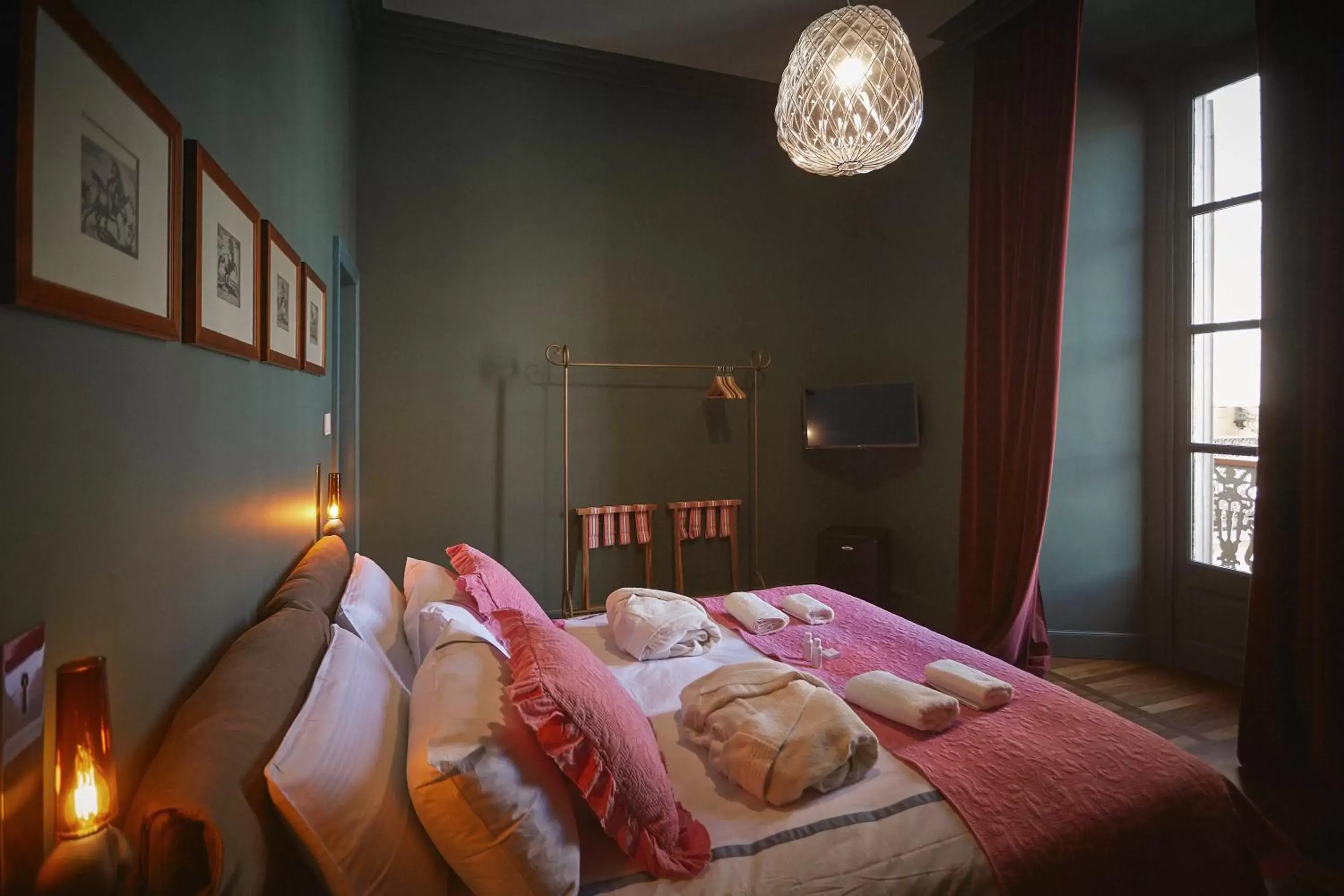 Deluxe Double Room in Look To Deluxe Double Room in Look To