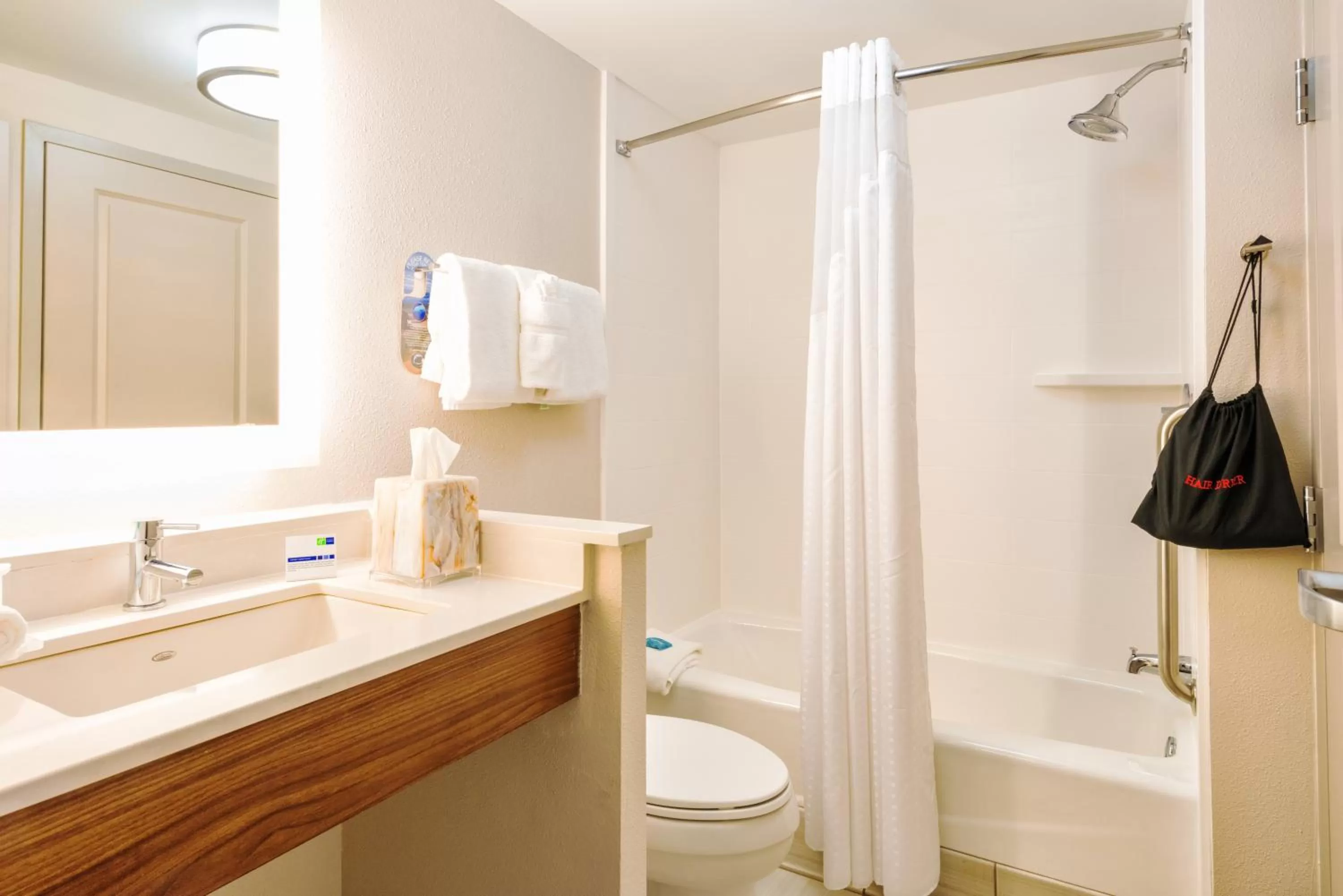 Photo of the whole room in Holiday Inn Express Charleston US Highway 17 & I-526 by IHG