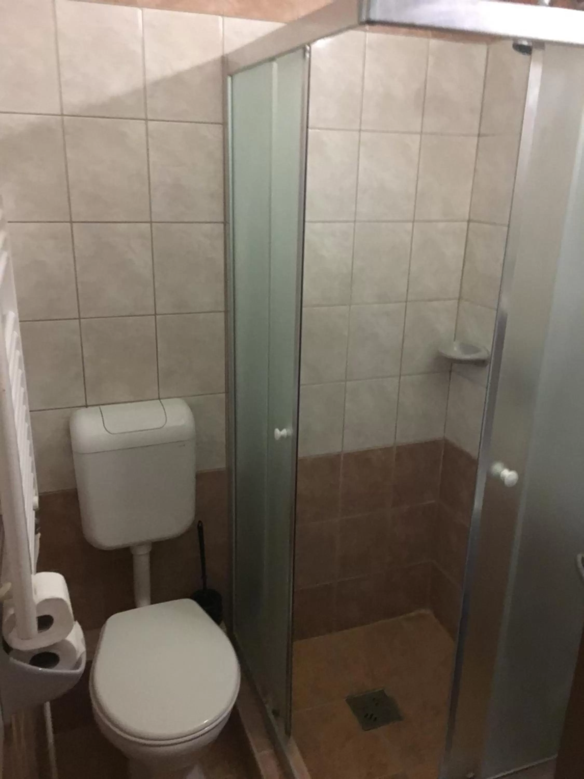 Bathroom in Romantik Étterem - Panzió