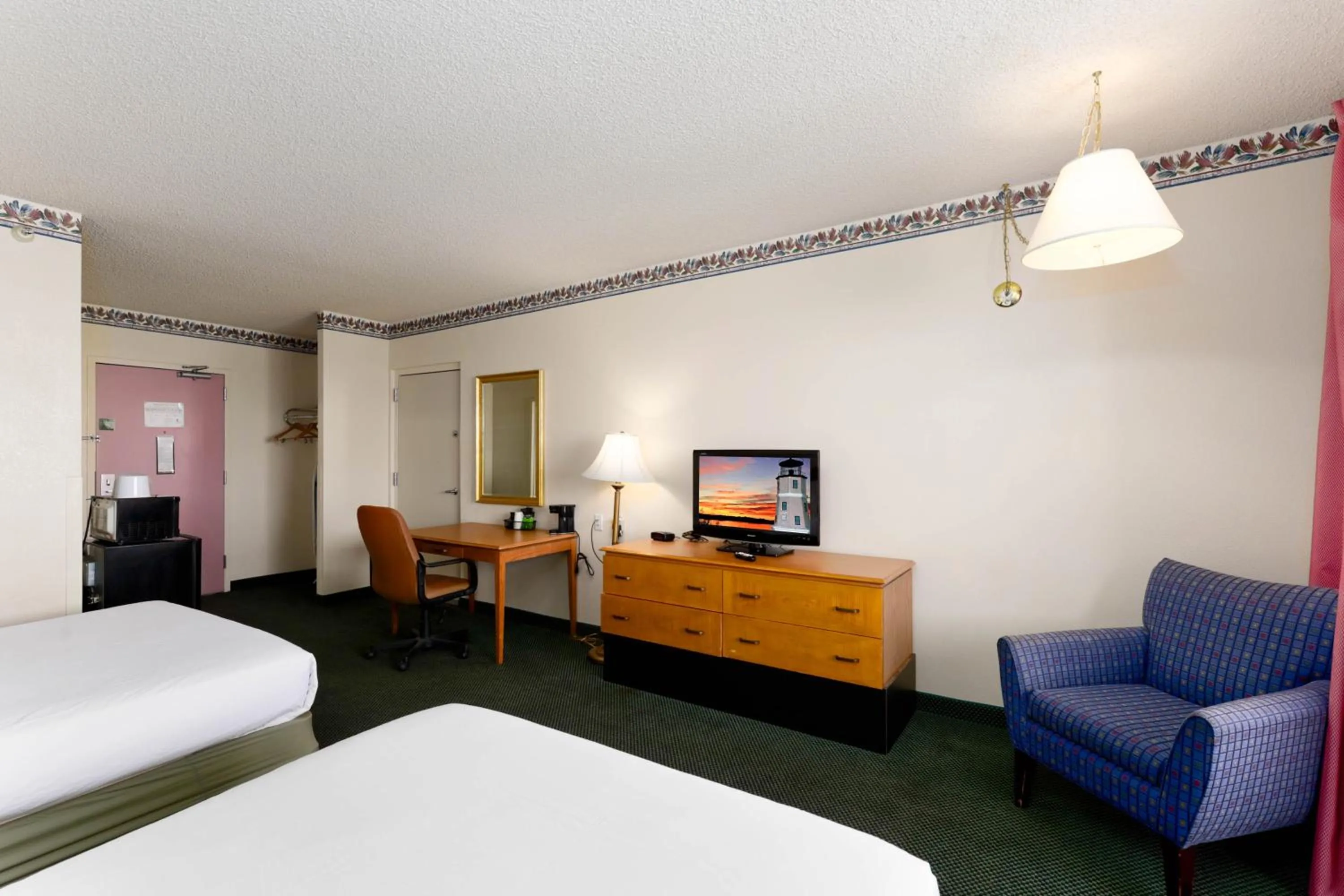 TV/Entertainment Center in Island Inn Hotel