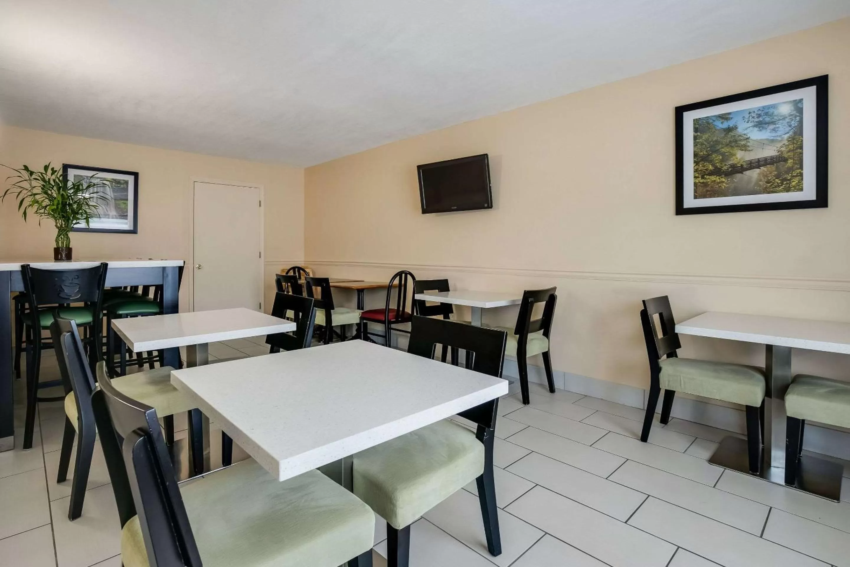 Breakfast in Quality Inn & Suites Mt Chalet