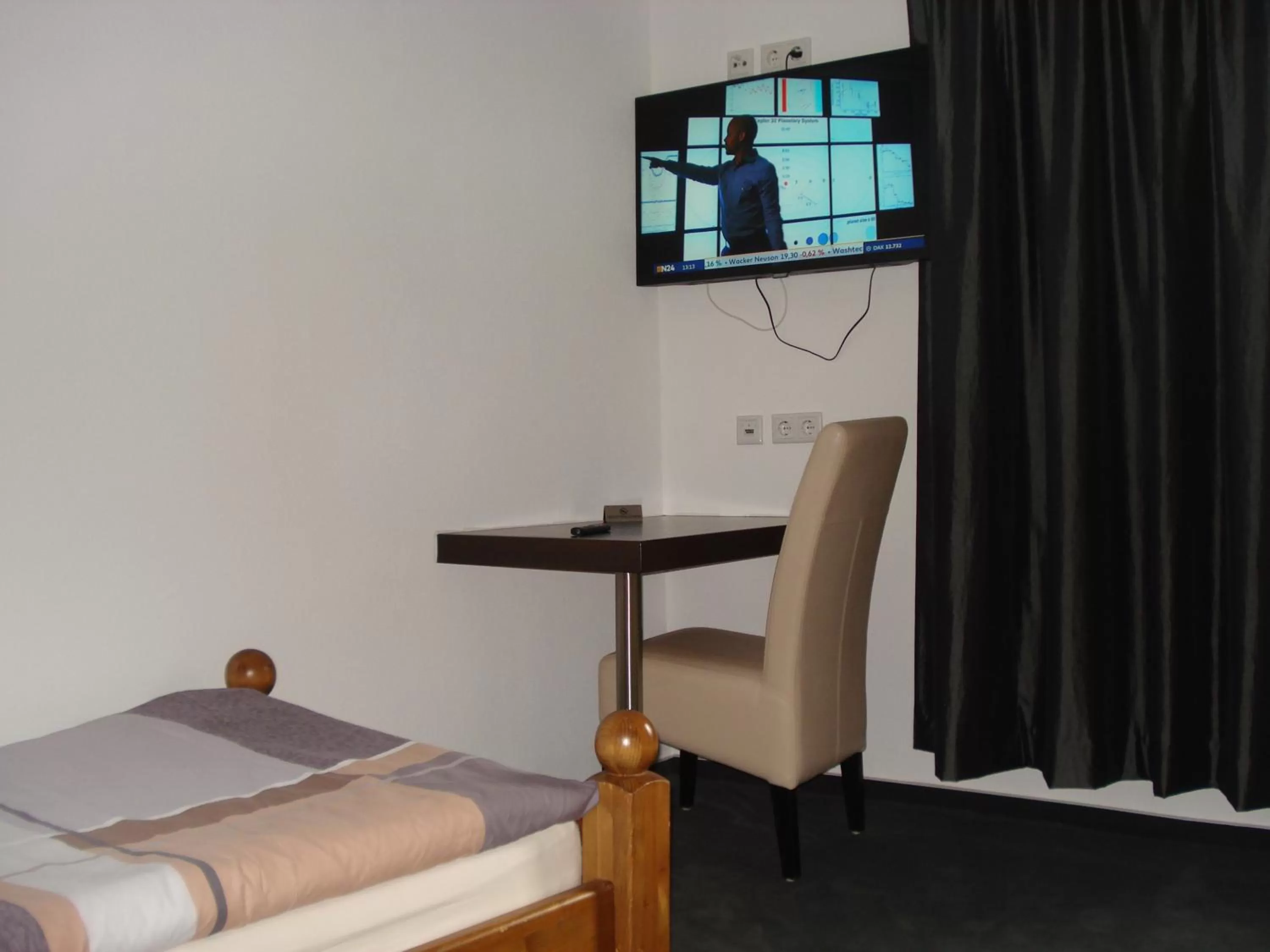 TV and multimedia, TV/Entertainment Center in Hotel Restaurant Fritz