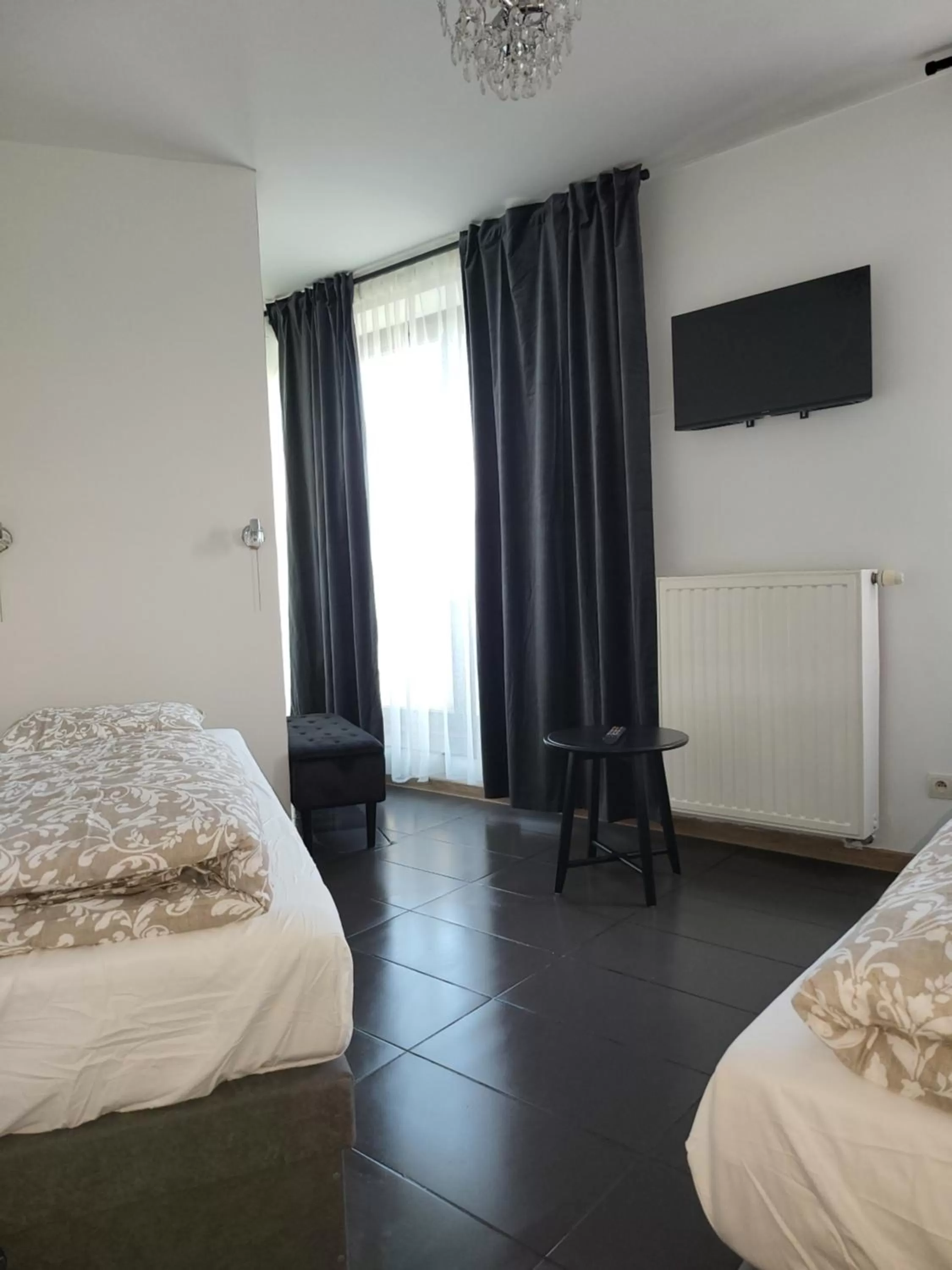 Bedroom, TV/Entertainment Center in Amber Hostel Szlak