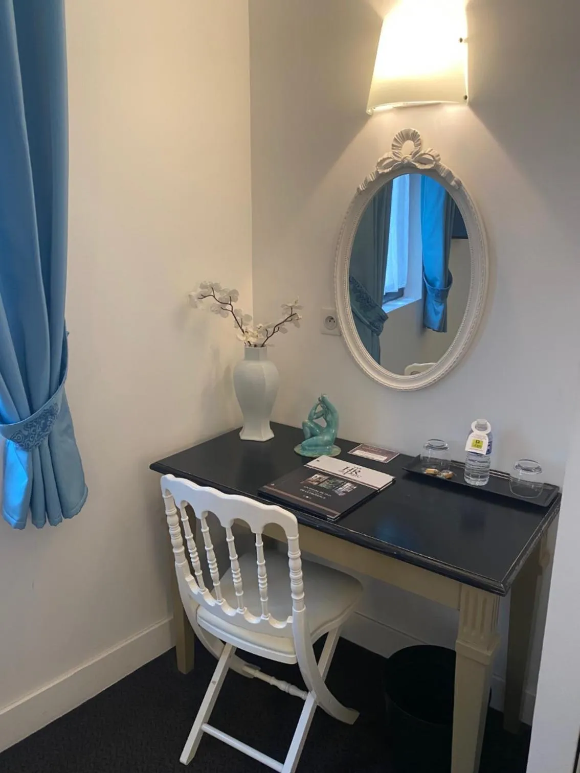 Seating area in Logis Hôtel Restaurant du Parc