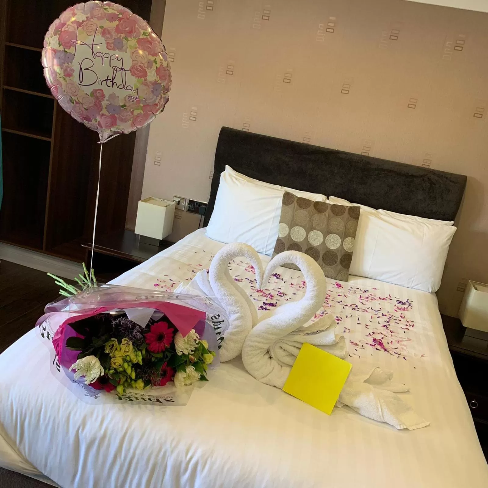 Bedroom, Bed in The Kings Arms Hotel