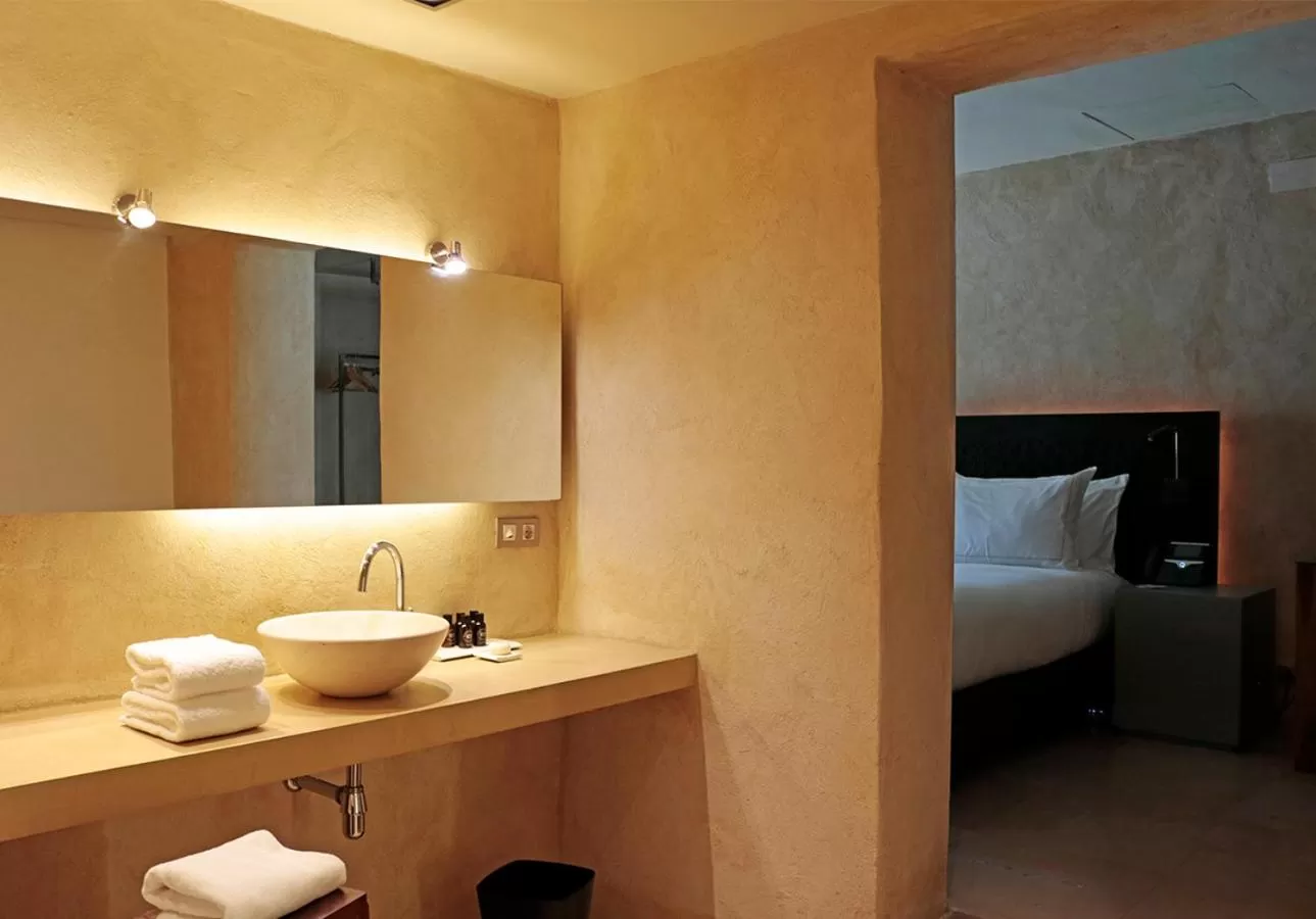 Bathroom, Bed in EME Catedral Mercer Hotel