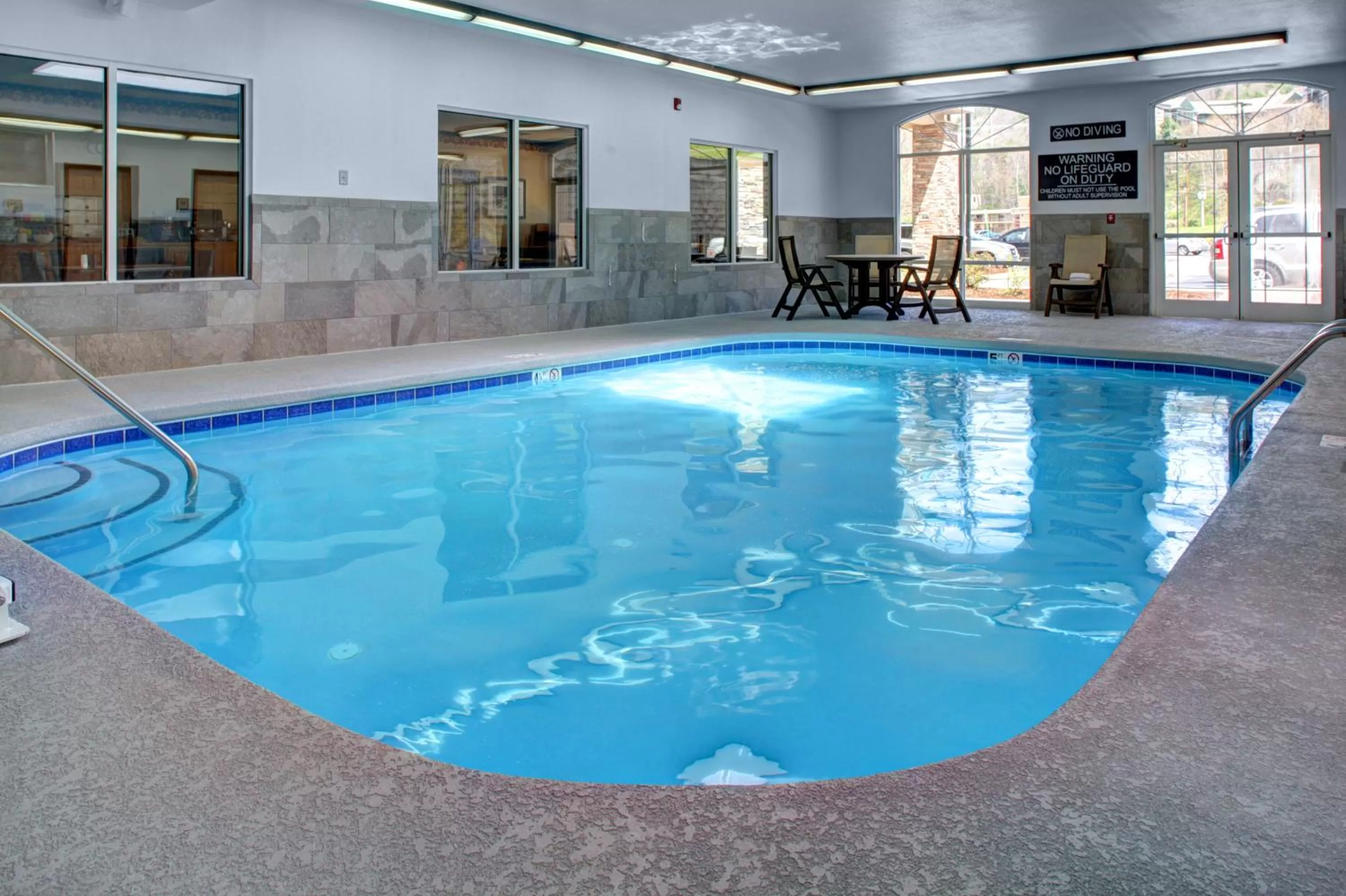 Swimming pool in Country Inn & Suites by Radisson Asheville Downtown Tunnel Road