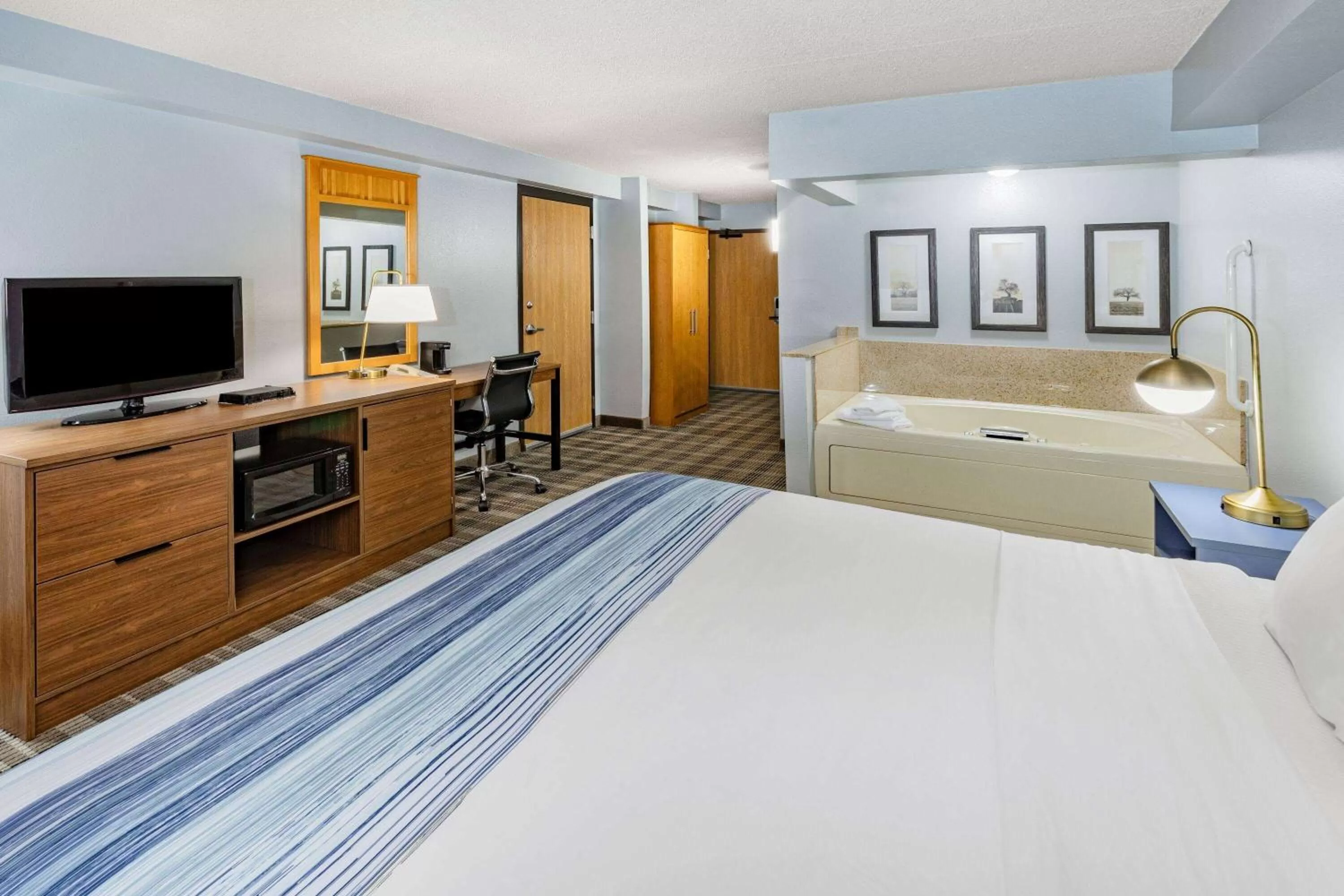 Photo of the whole room, Bed in AmericInn by Wyndham Sayre
