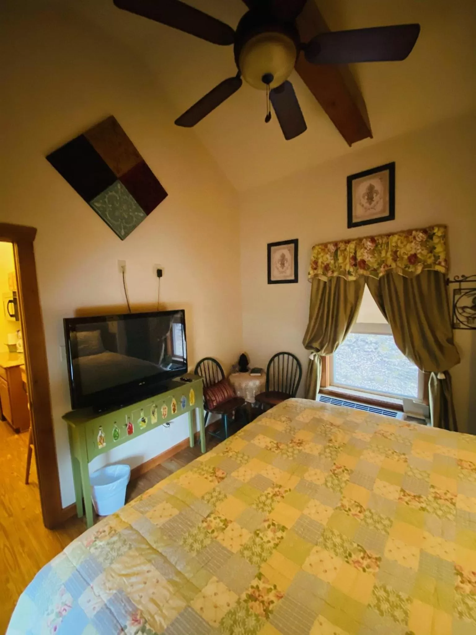 TV and multimedia, Bed in All Seasons Treehouse Village