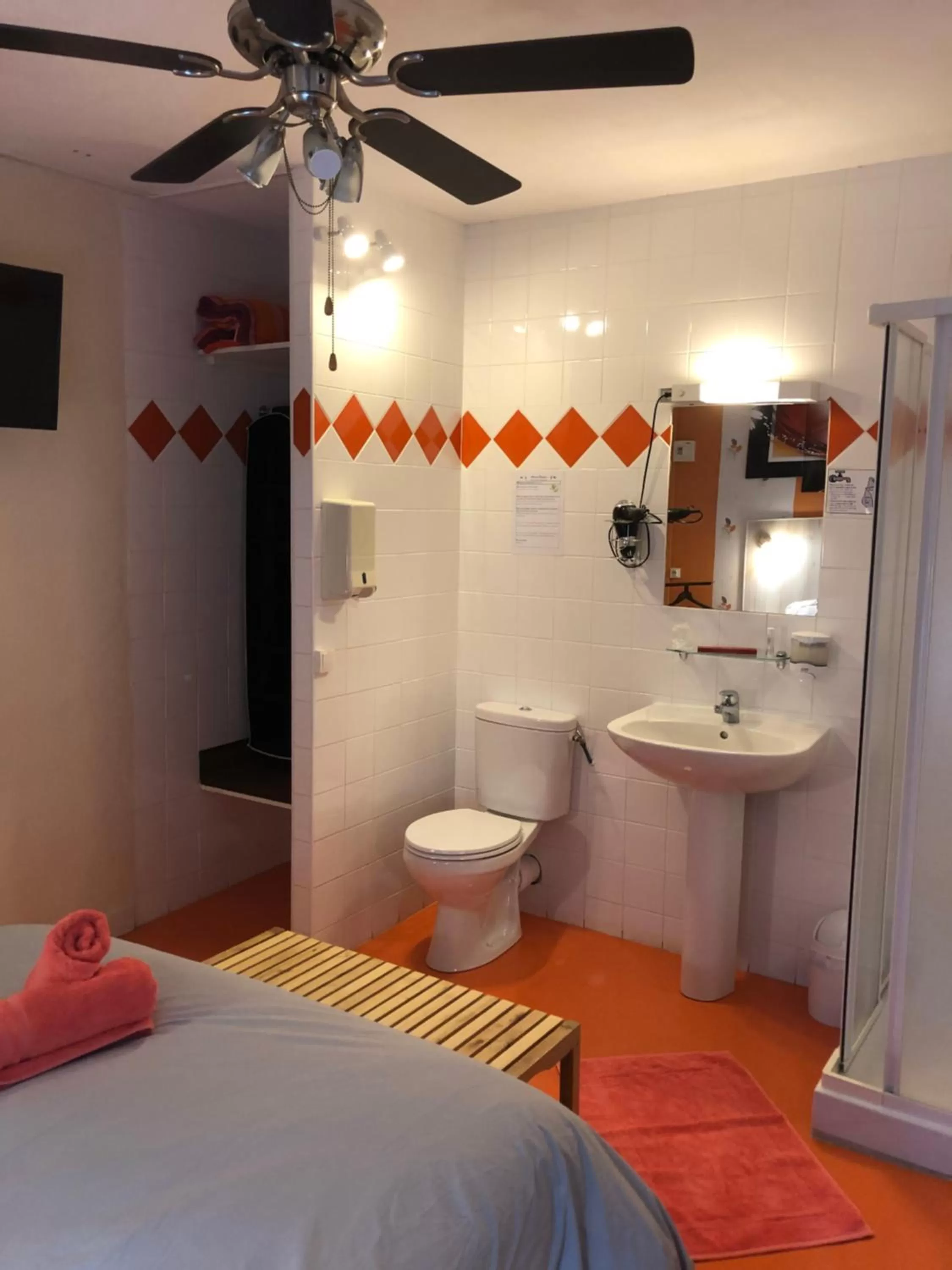 Shower, Bed in Hotel des Remparts