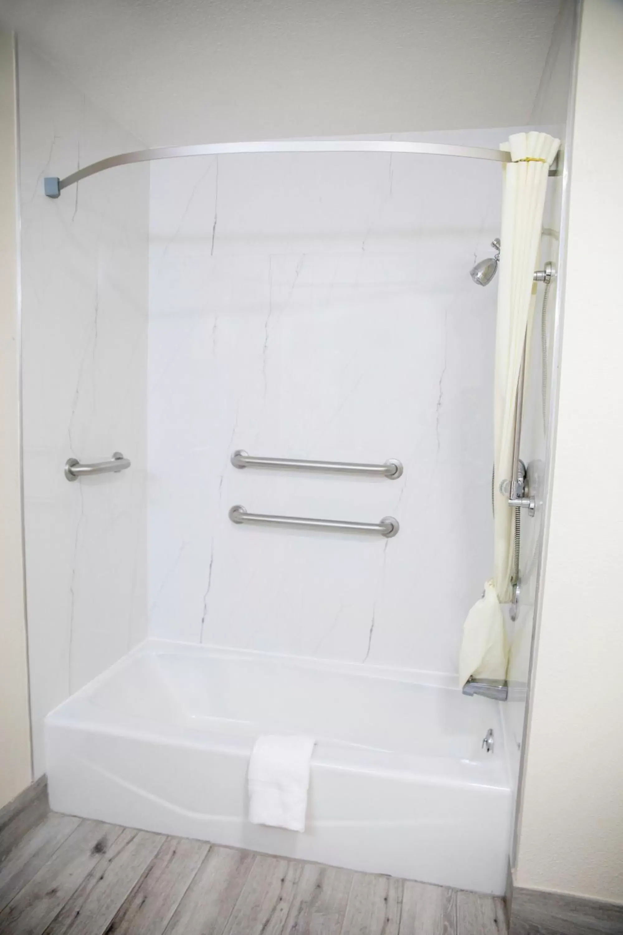 Queen Room - Disability Access/Non-Smoking in Super 8 by Wyndham Mountain Home Queen Room - Disability Access/Non-Smoking in Super 8 by Wyndham Mountain Home