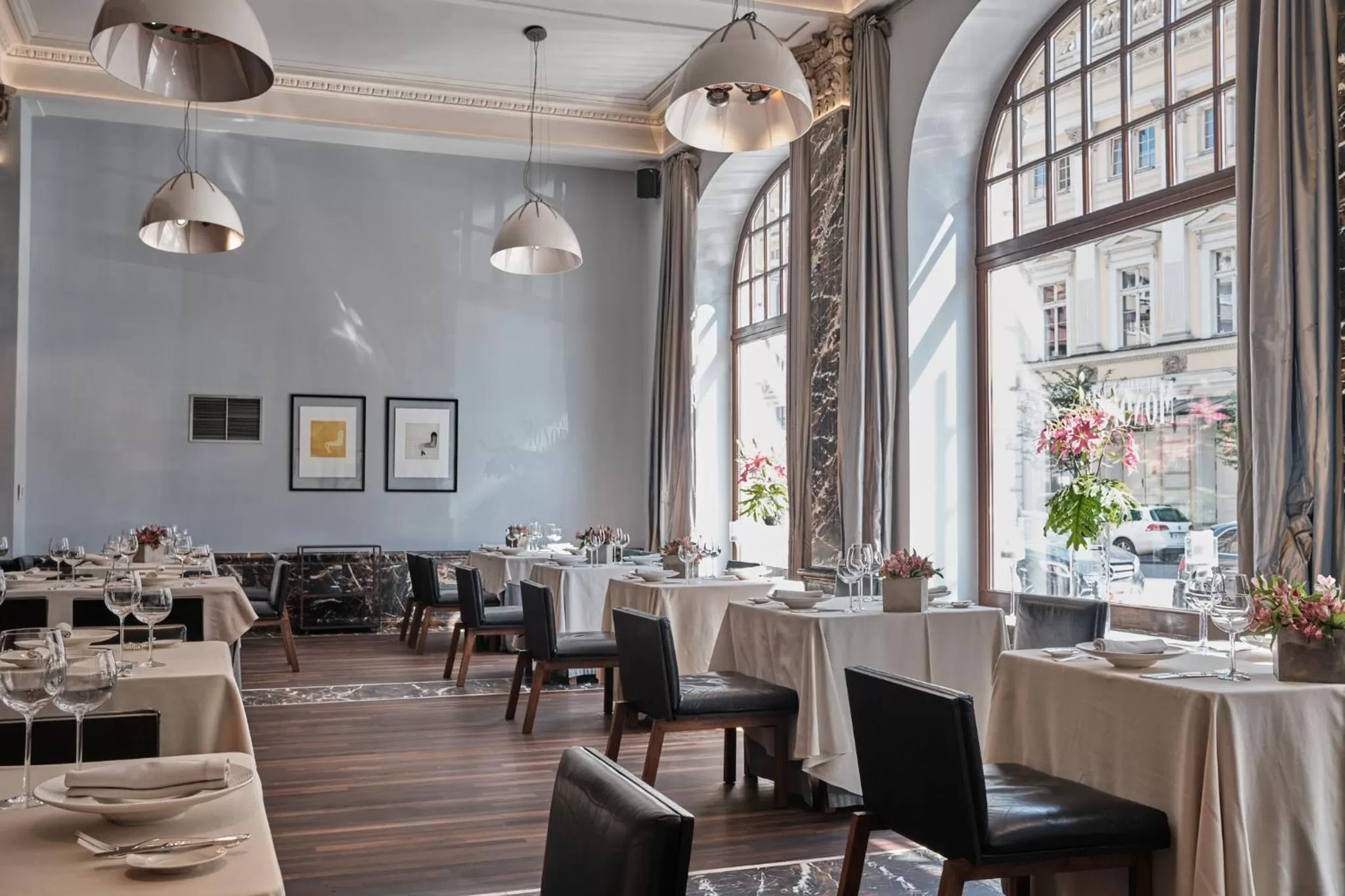 Restaurant/places to eat in Hotel Monopol