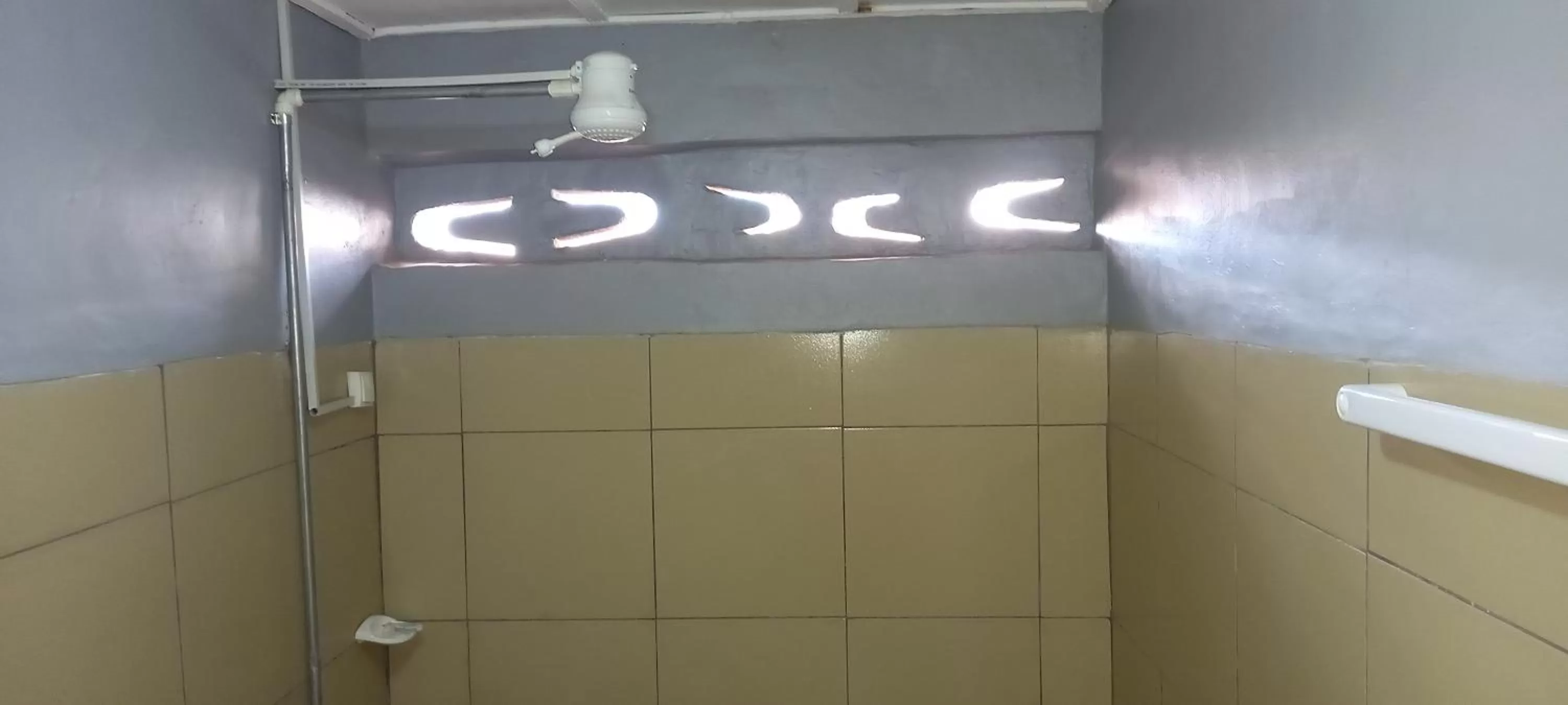 Bathroom in Tommy's Budget Rooms