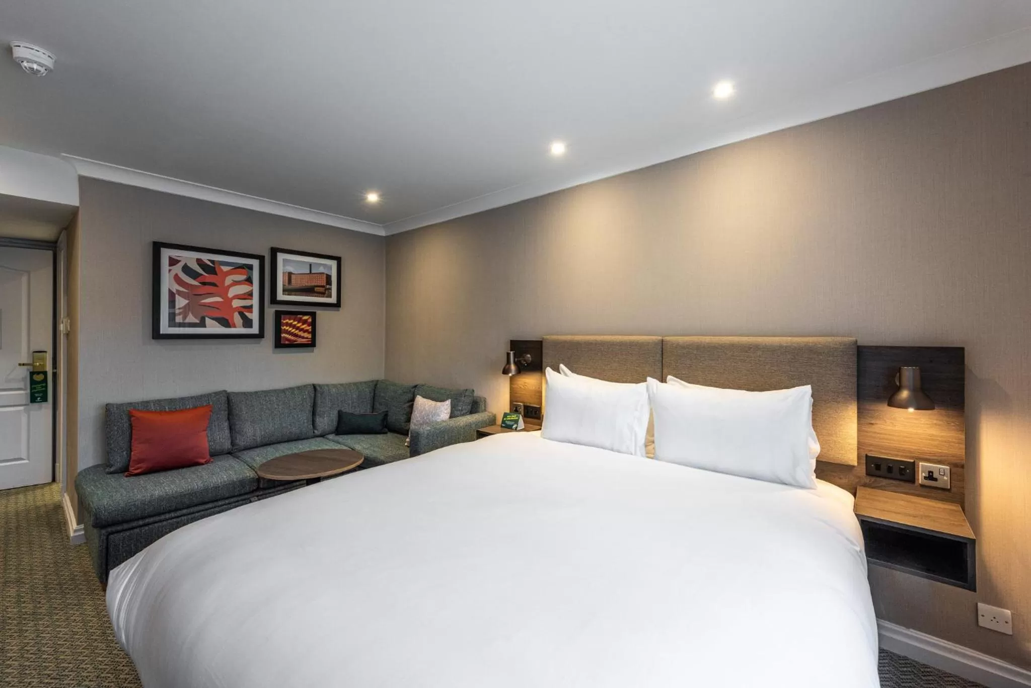 Photo of the whole room, Bed in Holiday Inn - Manchester - Oldham by IHG