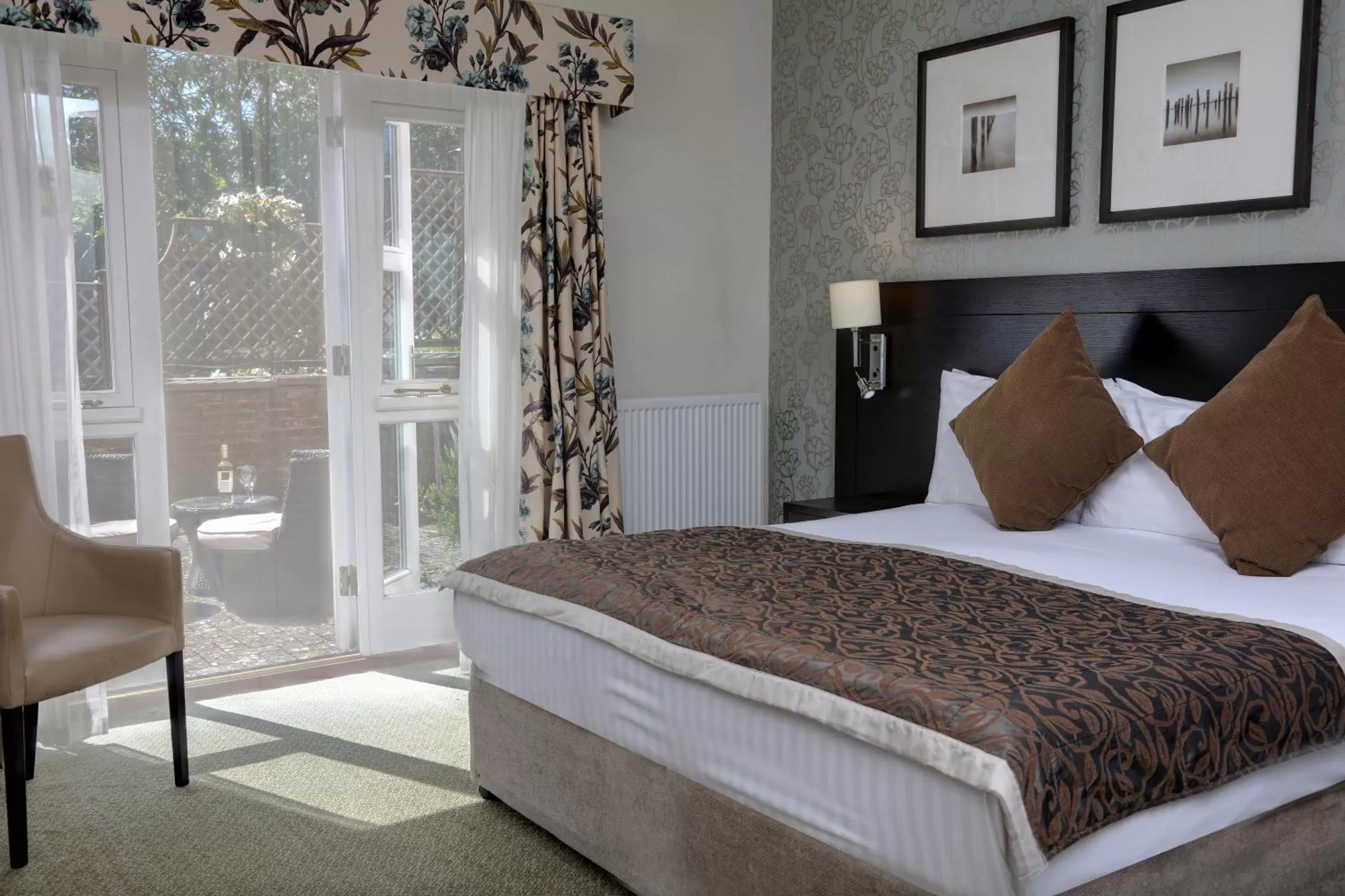 Photo of the whole room in Norfolk Royale Hotel