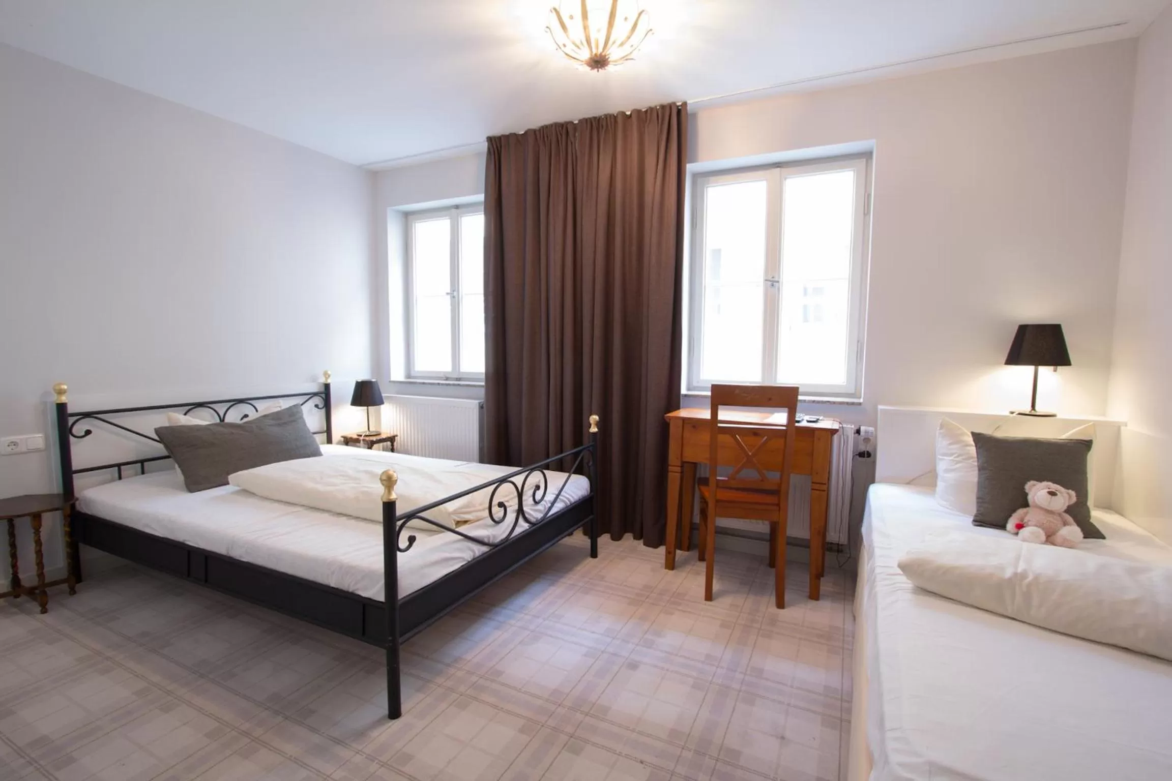 Bed in Historik Hotel Goldener Hirsch Rothenburg