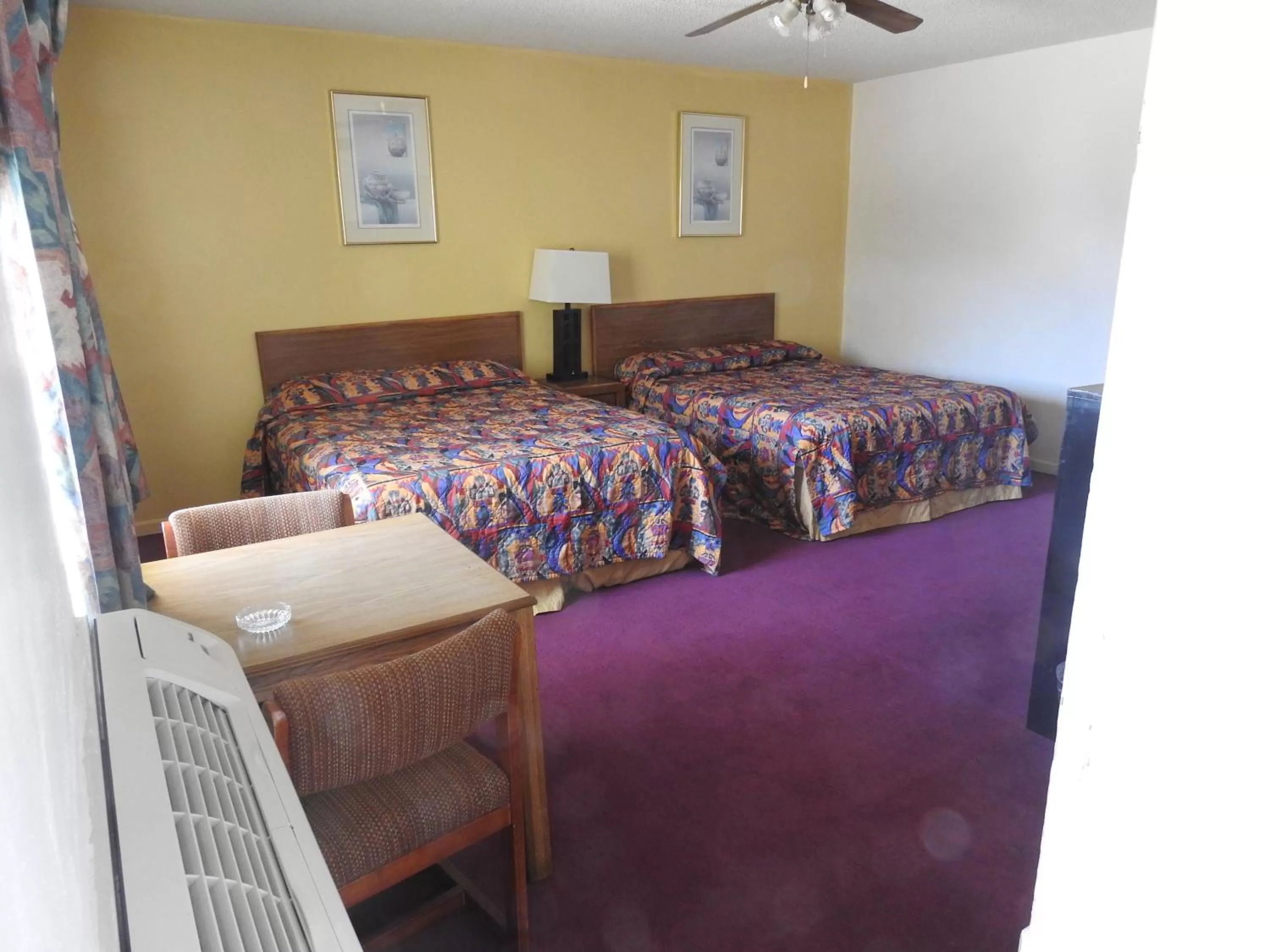 Bedroom, Bed in Economy Inn