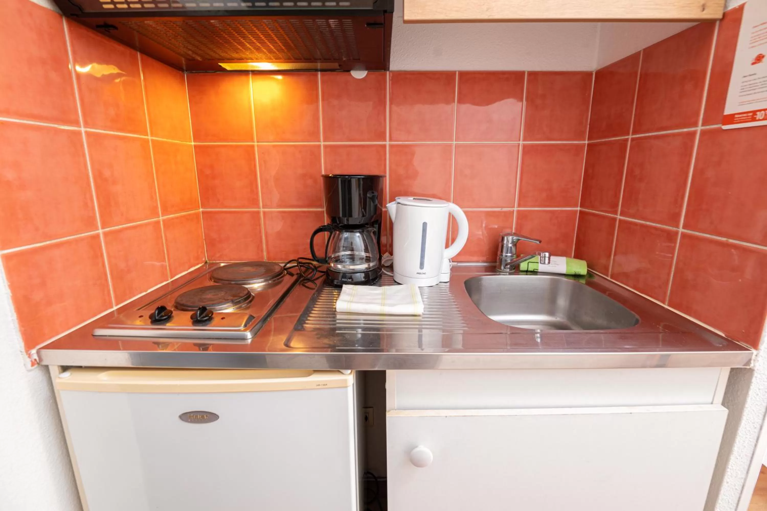 Kitchen or kitchenette in Apparthotel Privilodges Lyon Lumière