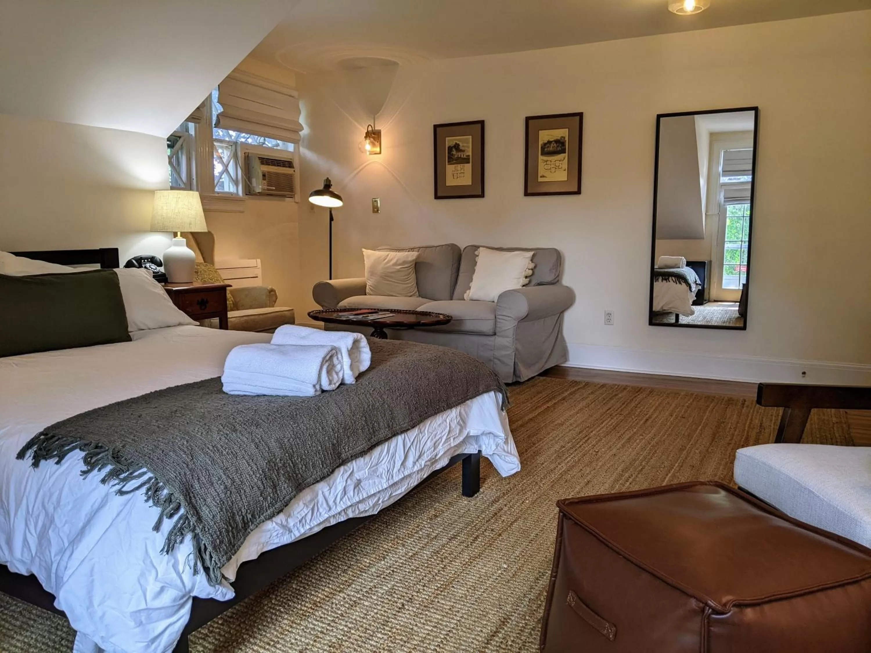 Seating area, Bed in Stanton House Inn