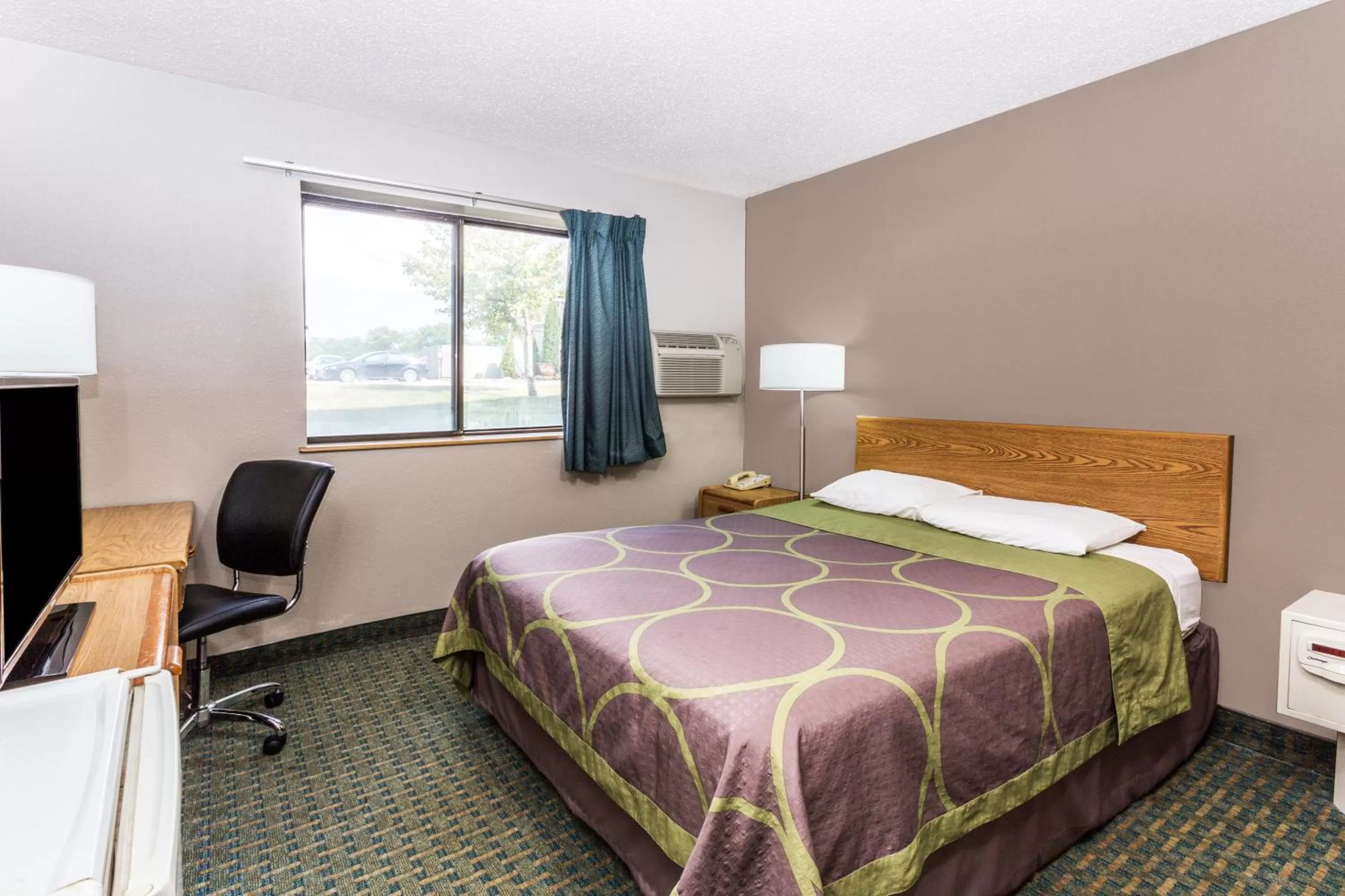 Photo of the whole room, Bed in Super 8 by Wyndham St. Charles