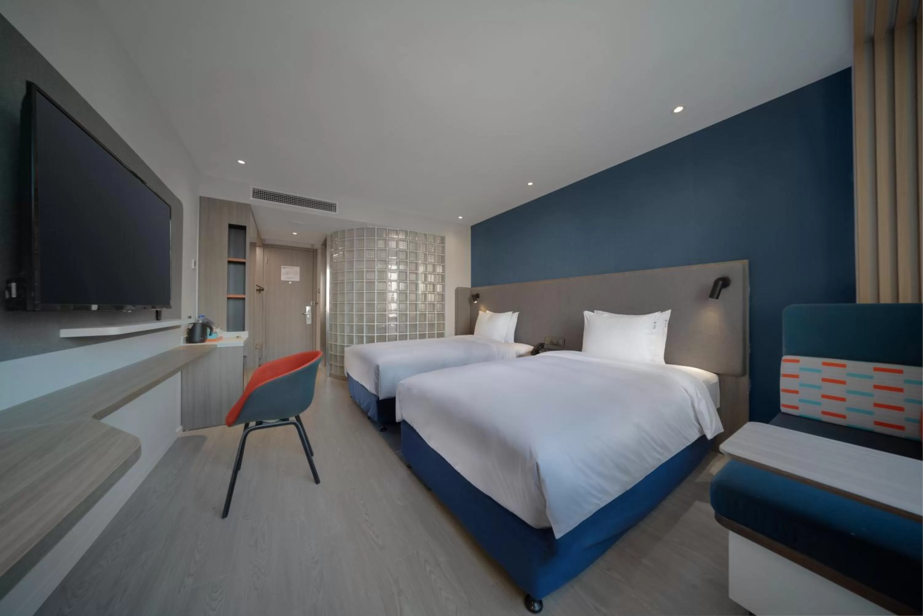 Photo of the whole room, Bed in Holiday Inn Express Shanghai Jinqiao Central by IHG