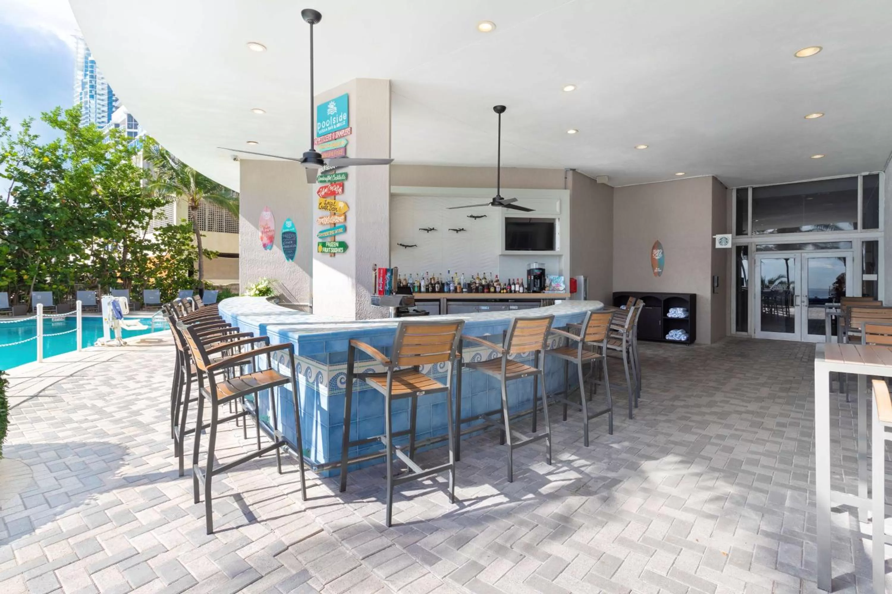 Lounge or bar in DoubleTree by Hilton Ocean Point Resort - North Miami Beach