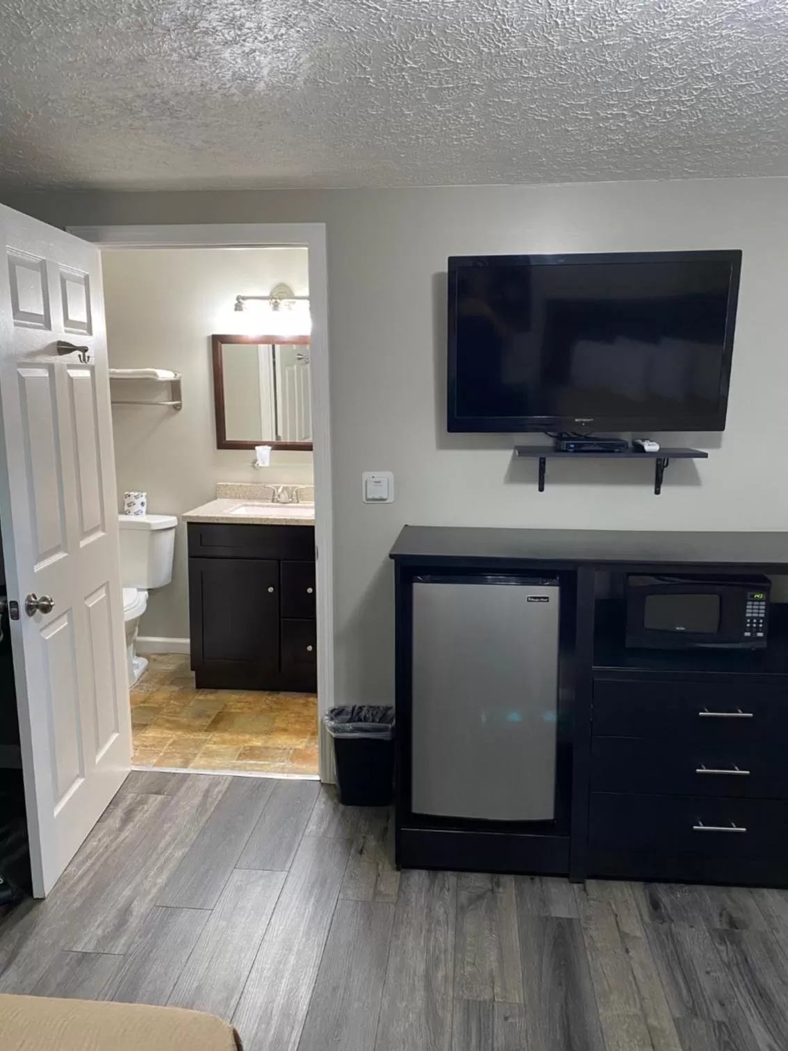 Bathroom in The New Lantern Motel