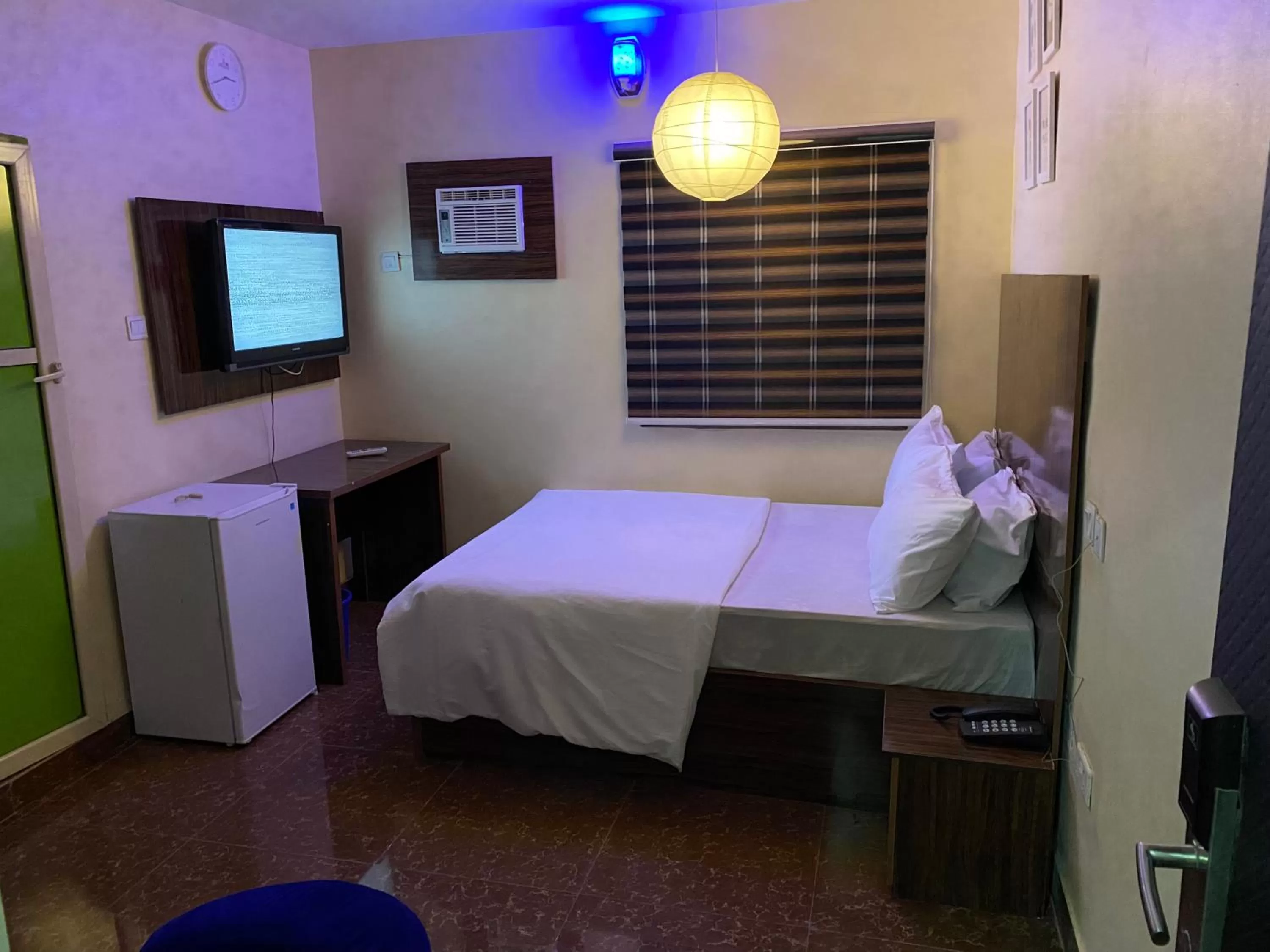 Bed in ONTARIO SUITES