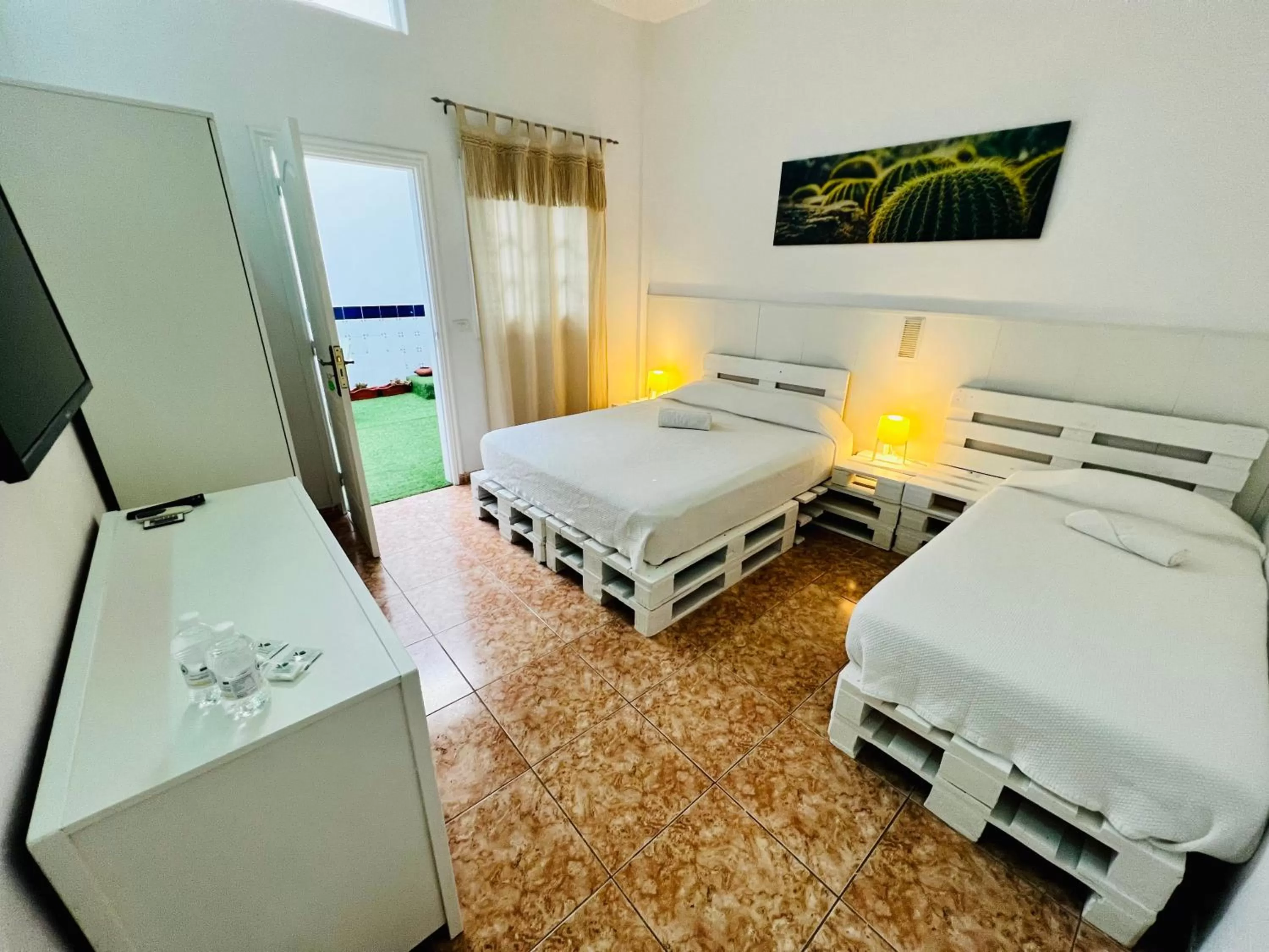 Photo of the whole room, Bed in El jardin de Iris