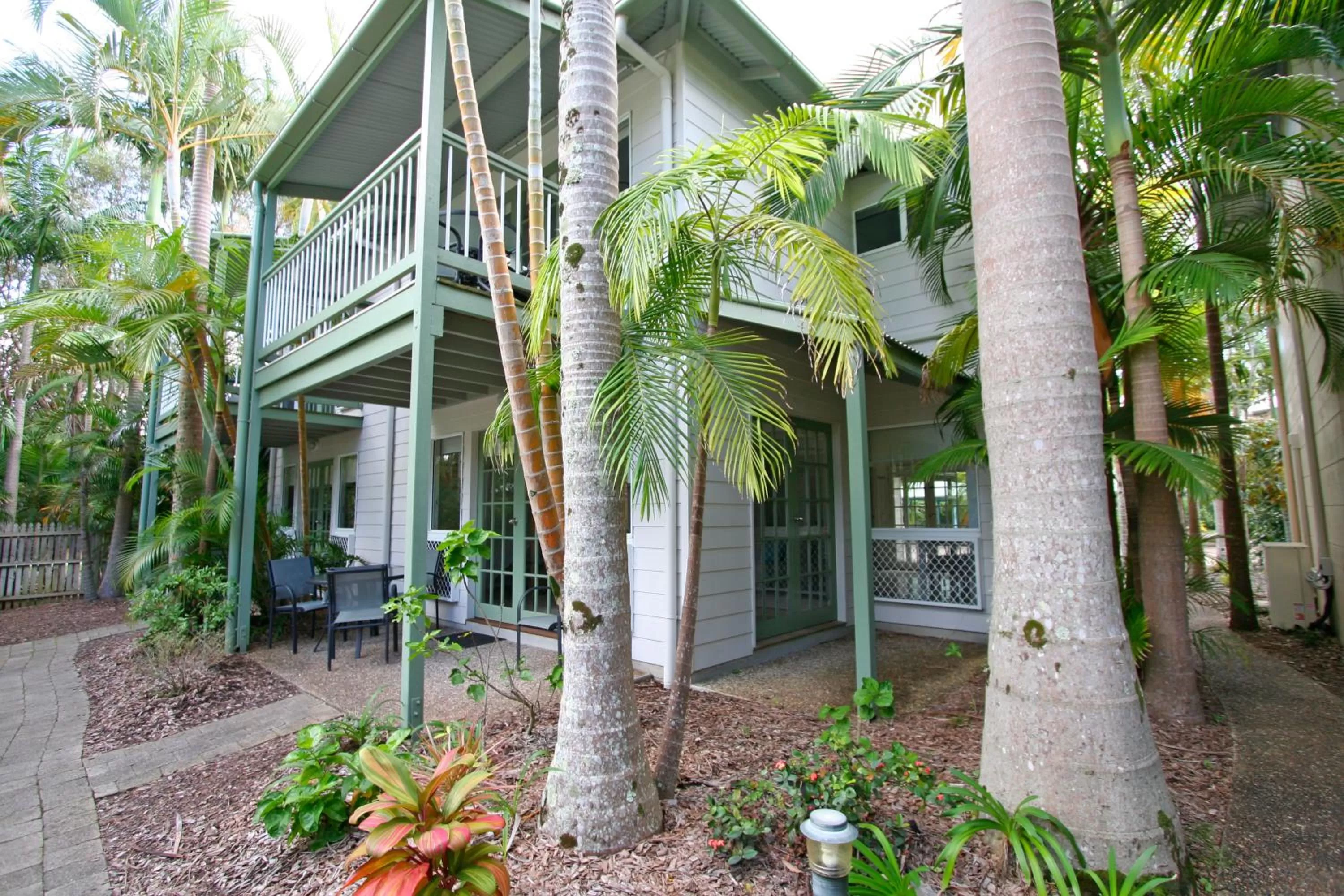 Property building in Coral Beach Noosa Resort
