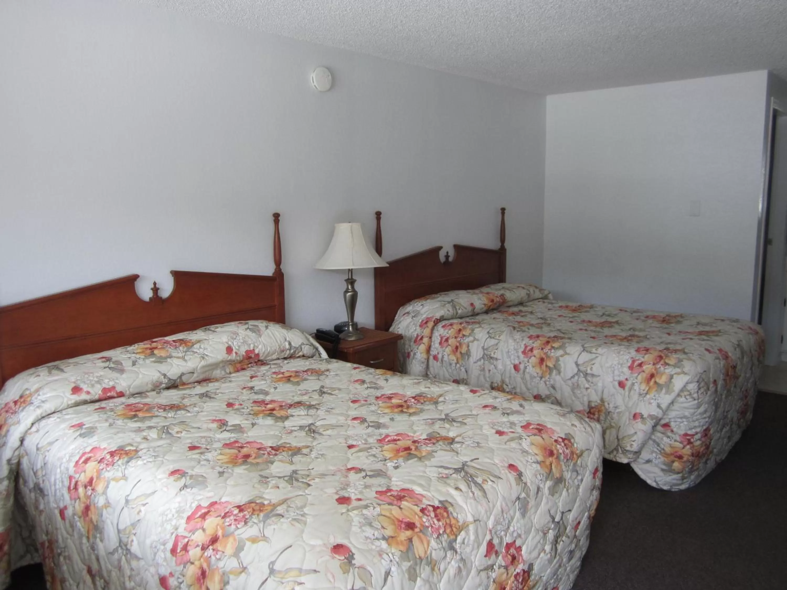 Bed in Bonanza Gold Motel