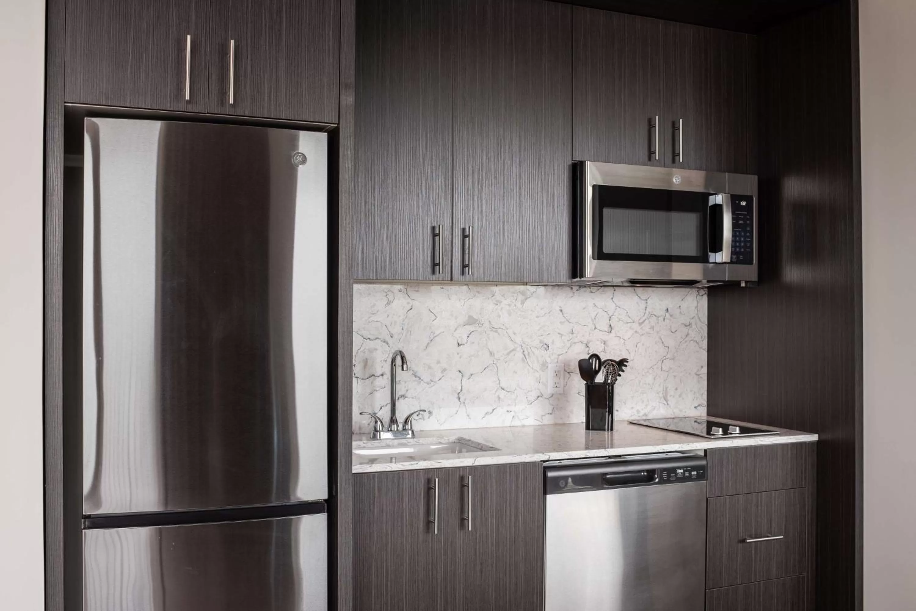 Kitchen or kitchenette in Holman Riverfront Park Hotel Salem, Tapestry By Hilton