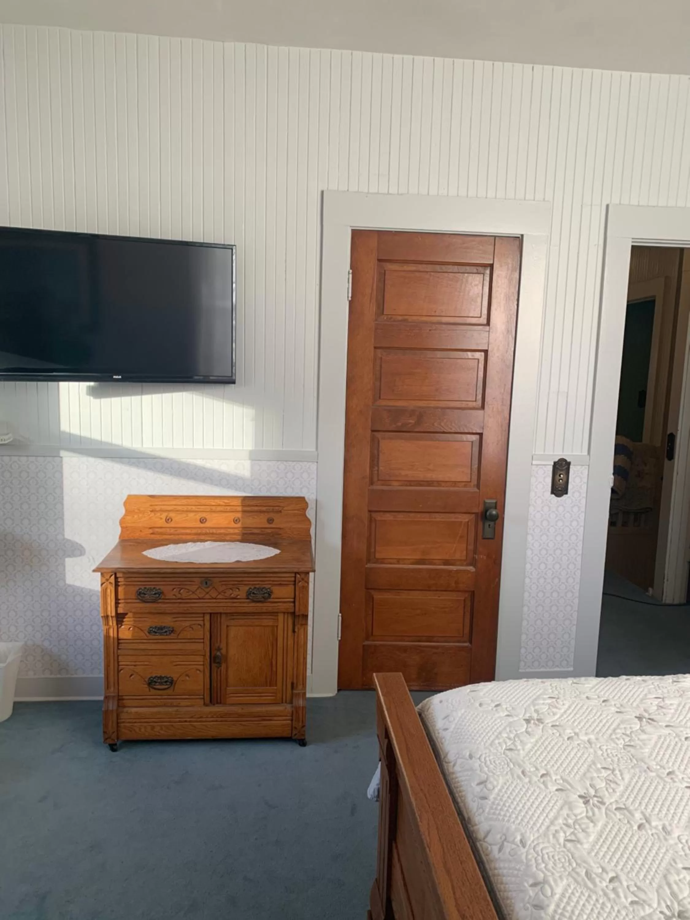 TV/Entertainment Center in Mount Shasta Ranch Bed and Breakfast