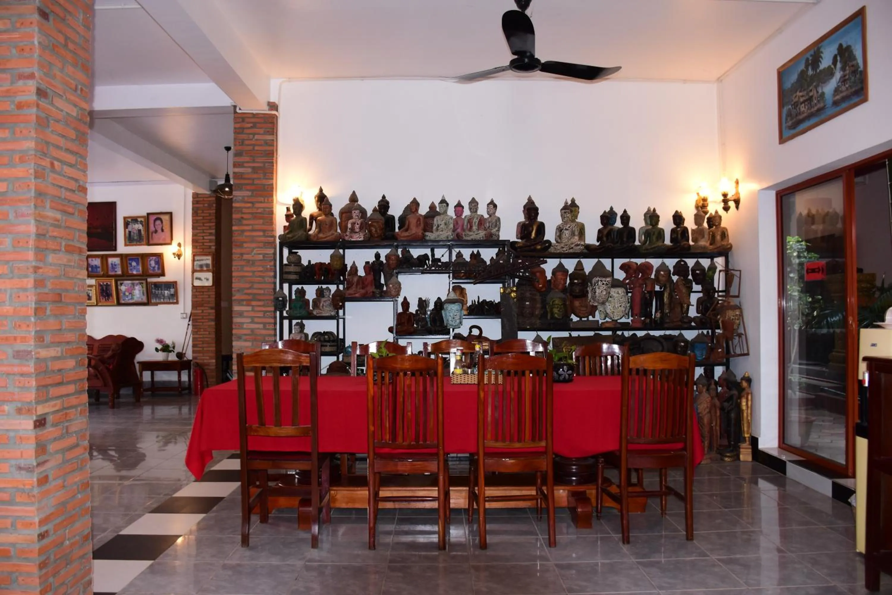 Restaurant/places to eat in Bou Savy Guesthouse