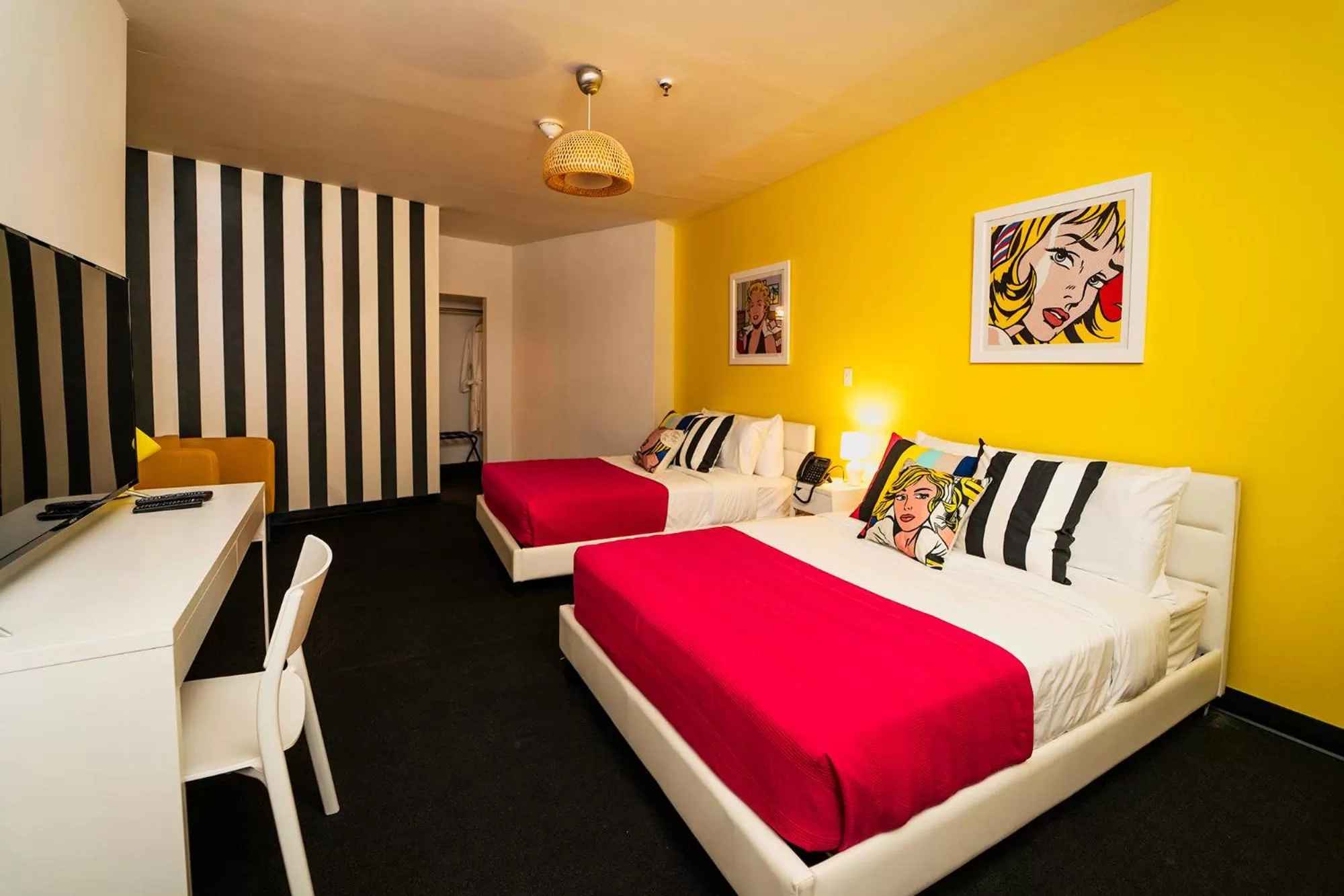 Shower, Bed in The Fox Hotel