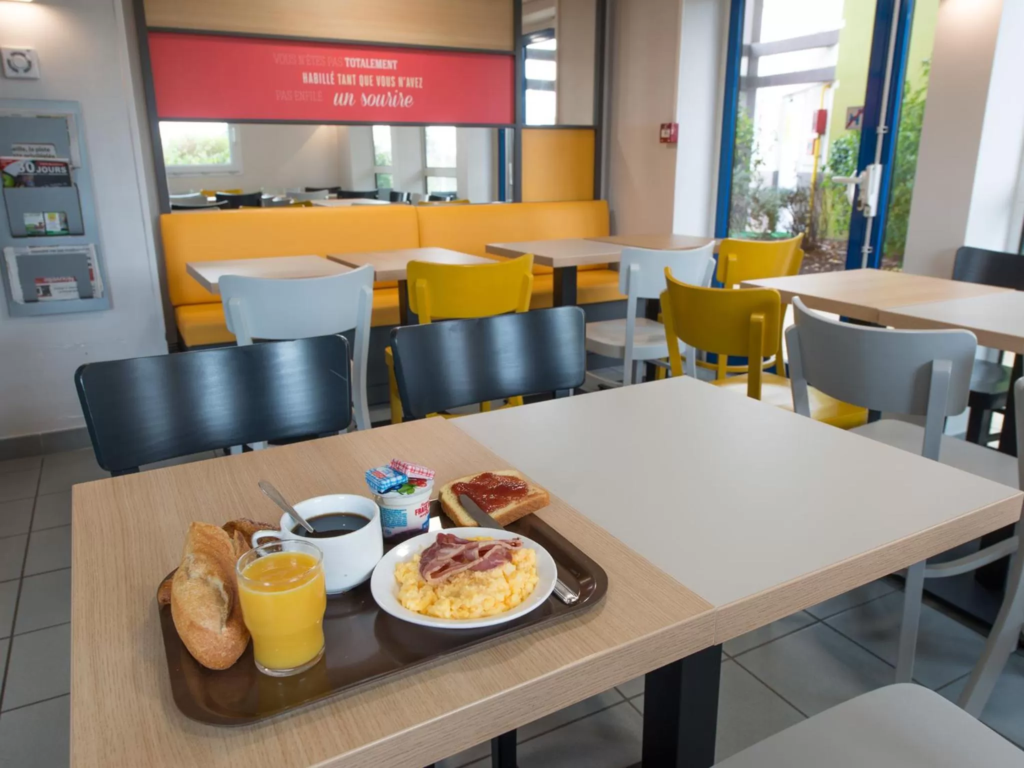 Restaurant/places to eat in B&B HOTEL Blois Sud Vineuil