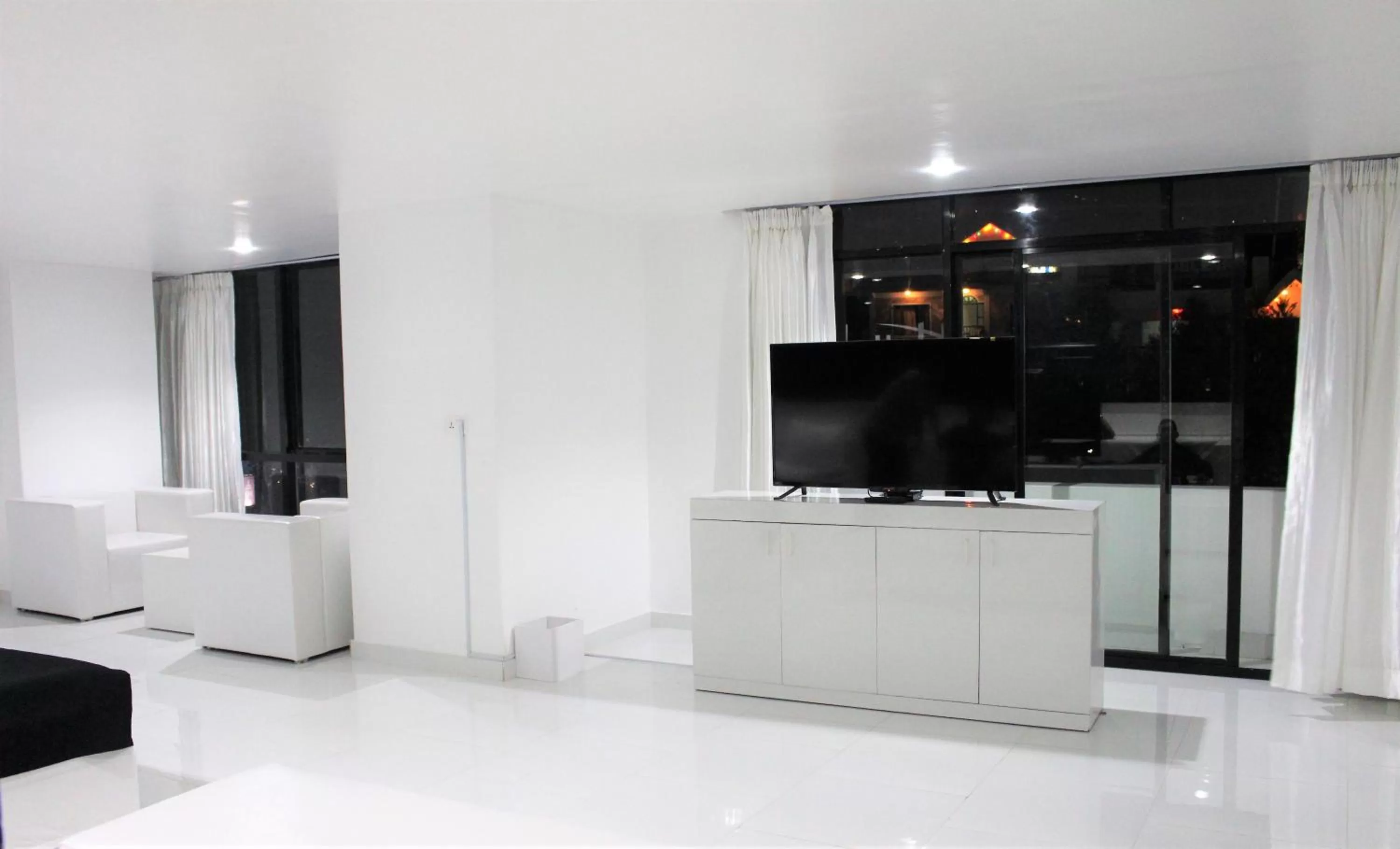 TV and multimedia, TV/Entertainment Center in Hotel Hulk