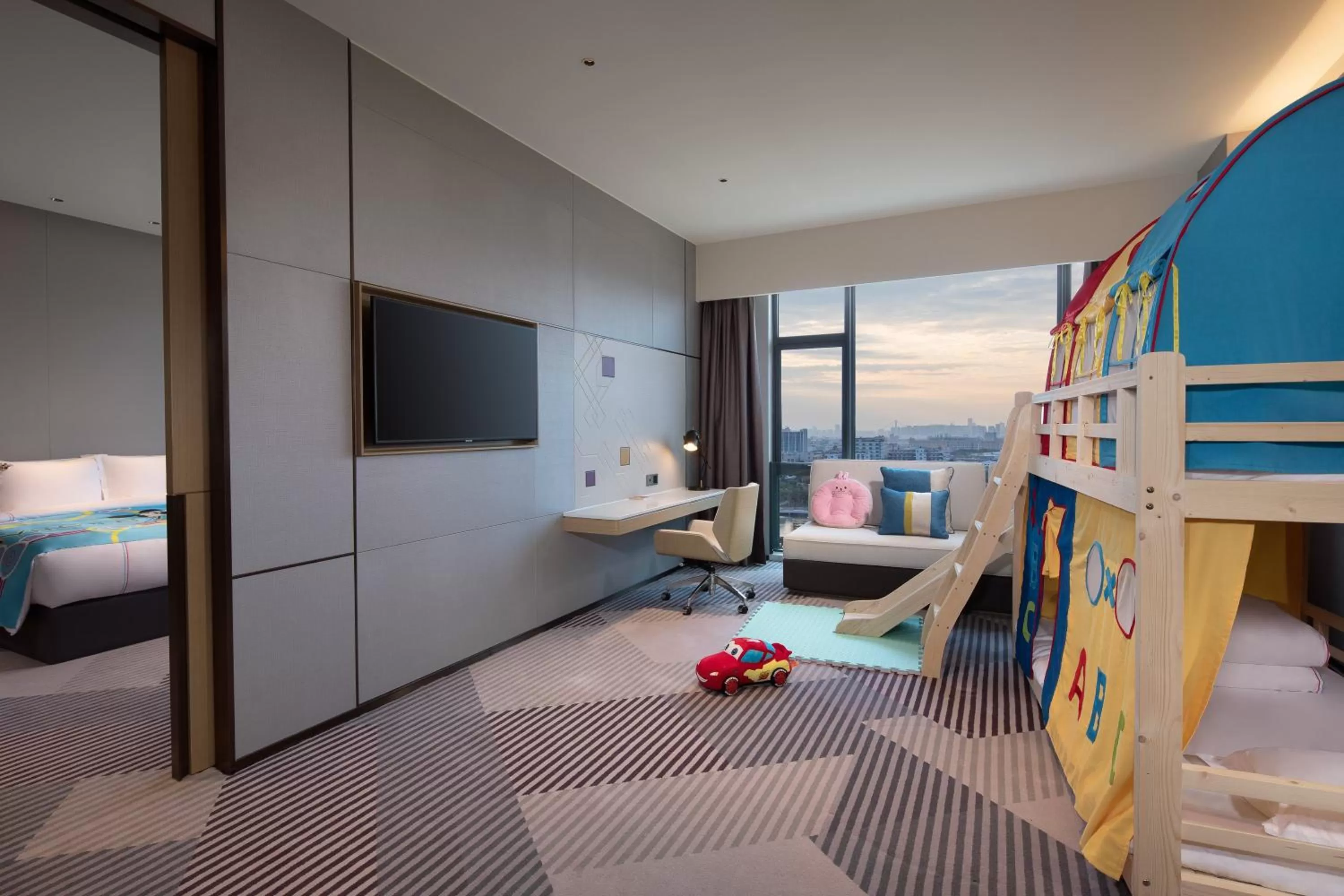 Photo of the whole room, Bed in Crowne Plaza Foshan Nanhai-an IHG Hotel