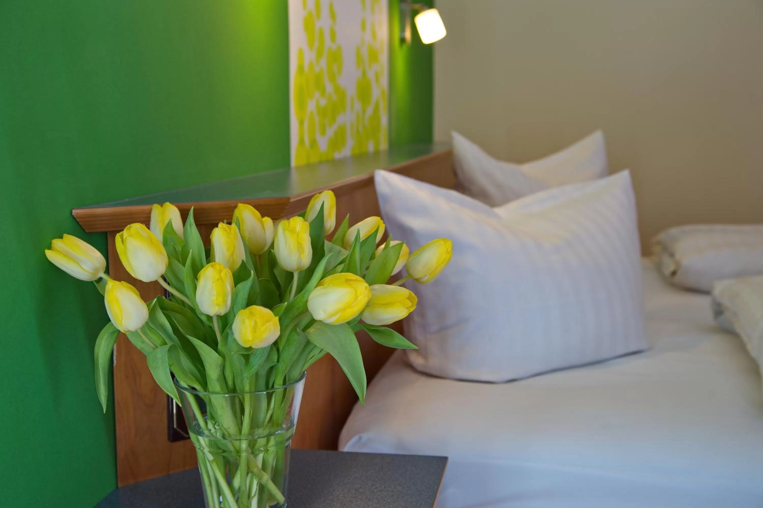 Bed in Stadtcafé Hotel garni