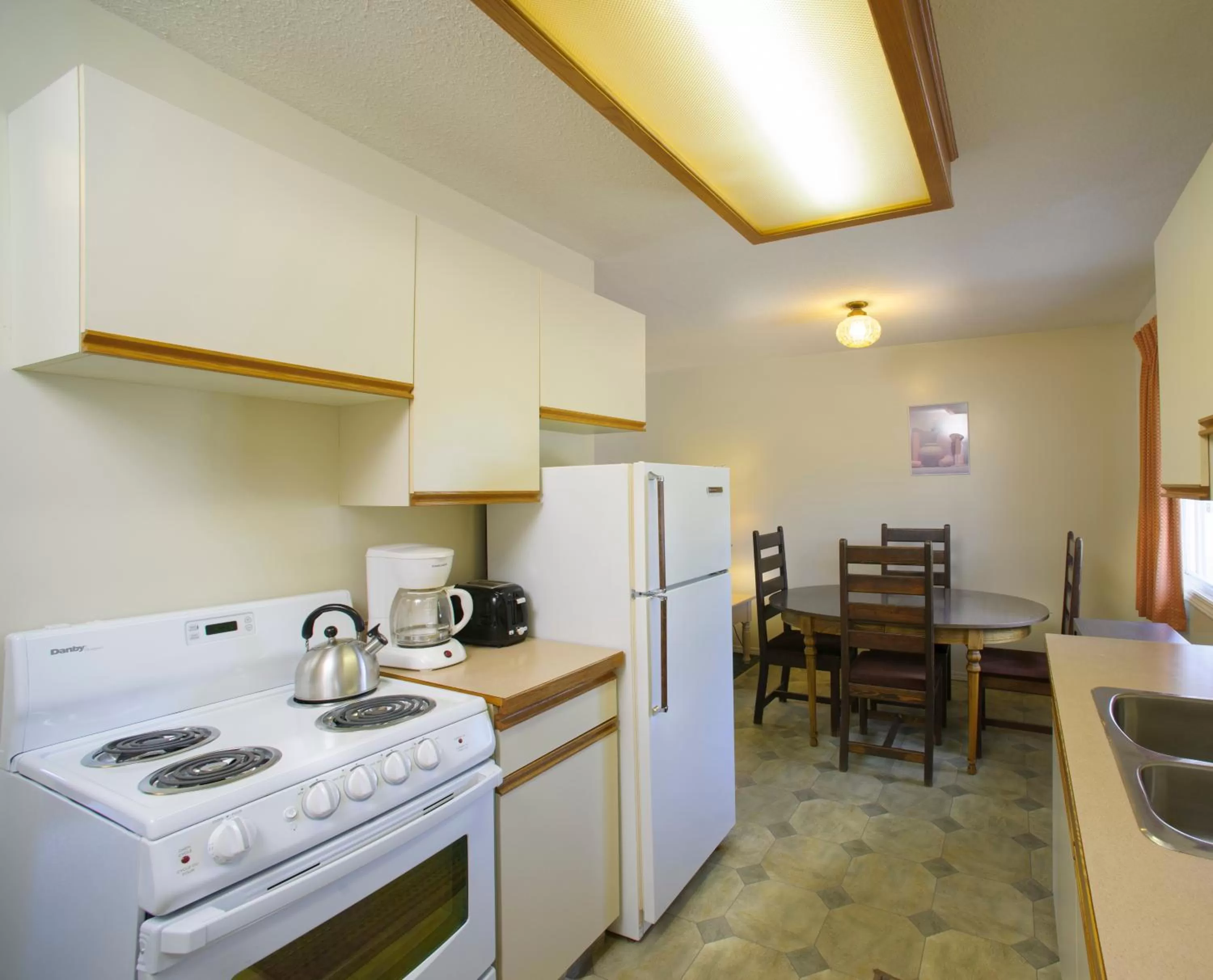 kitchen in Bowmont Motel