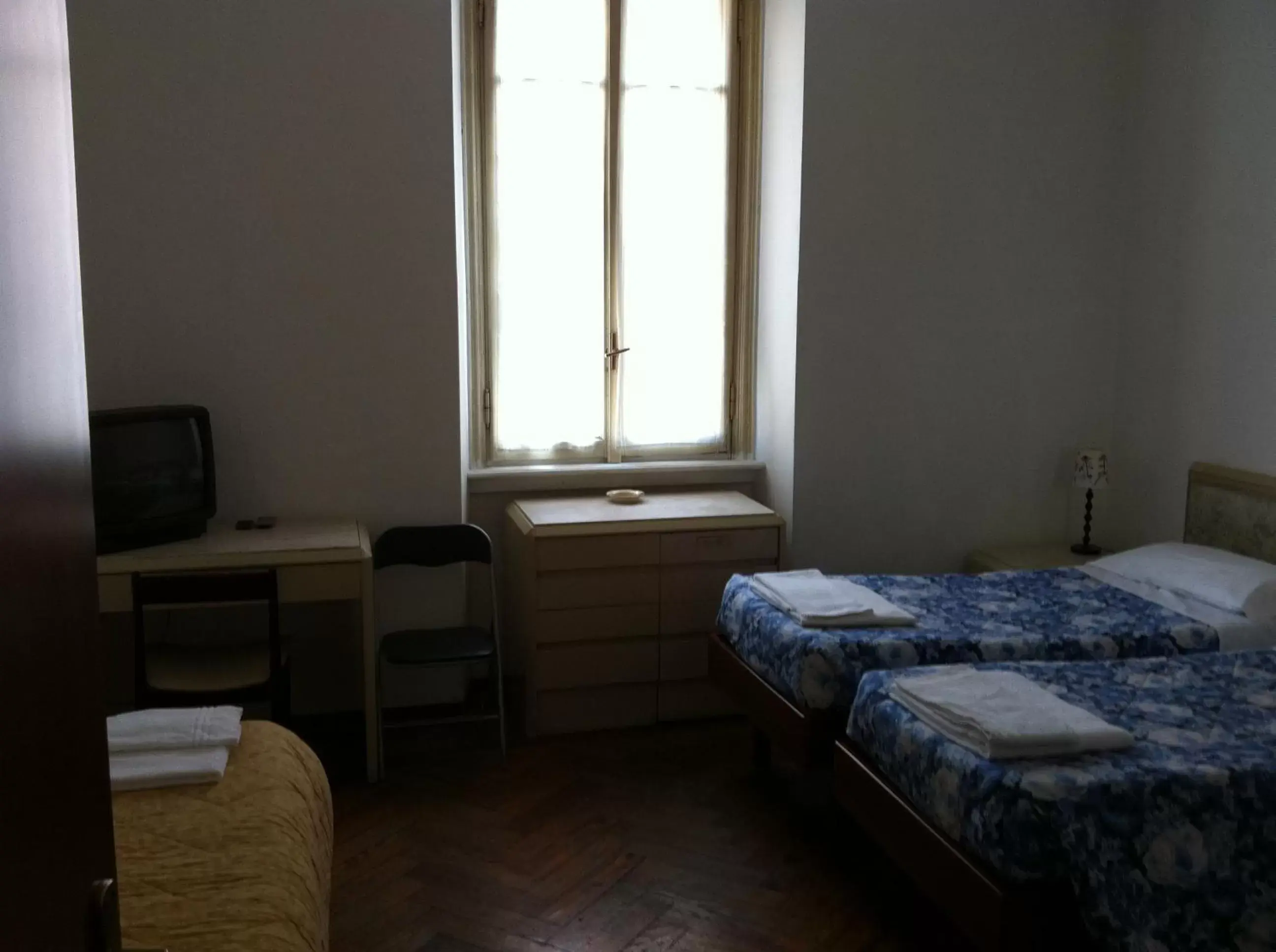 Triple Room with Shared Bathroom in Hotel Gambara Triple Room with Shared Bathroom in Hotel Gambara