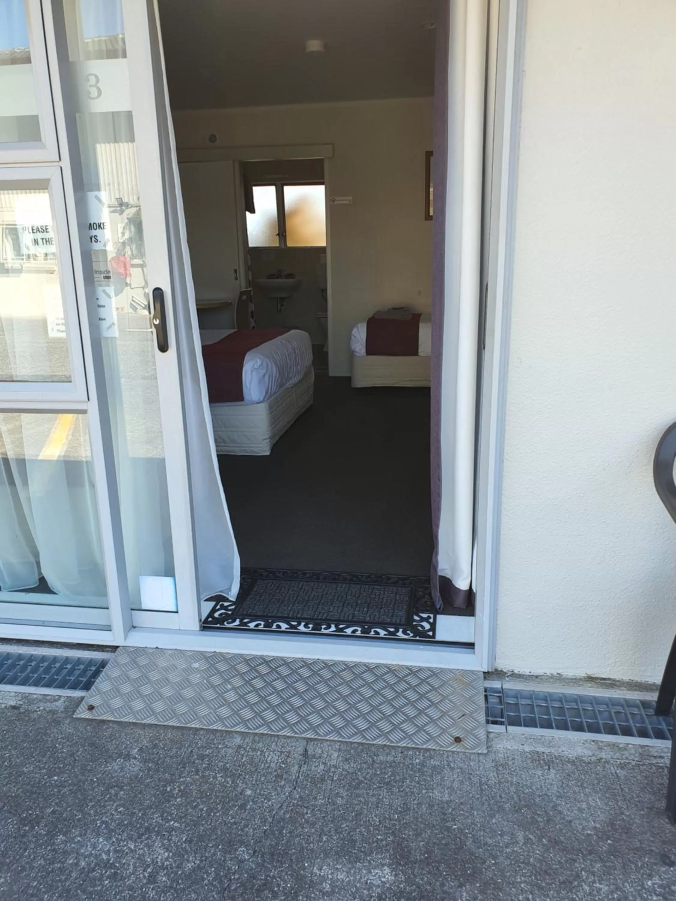Facade/entrance, Bed in Ocean Inn Motel