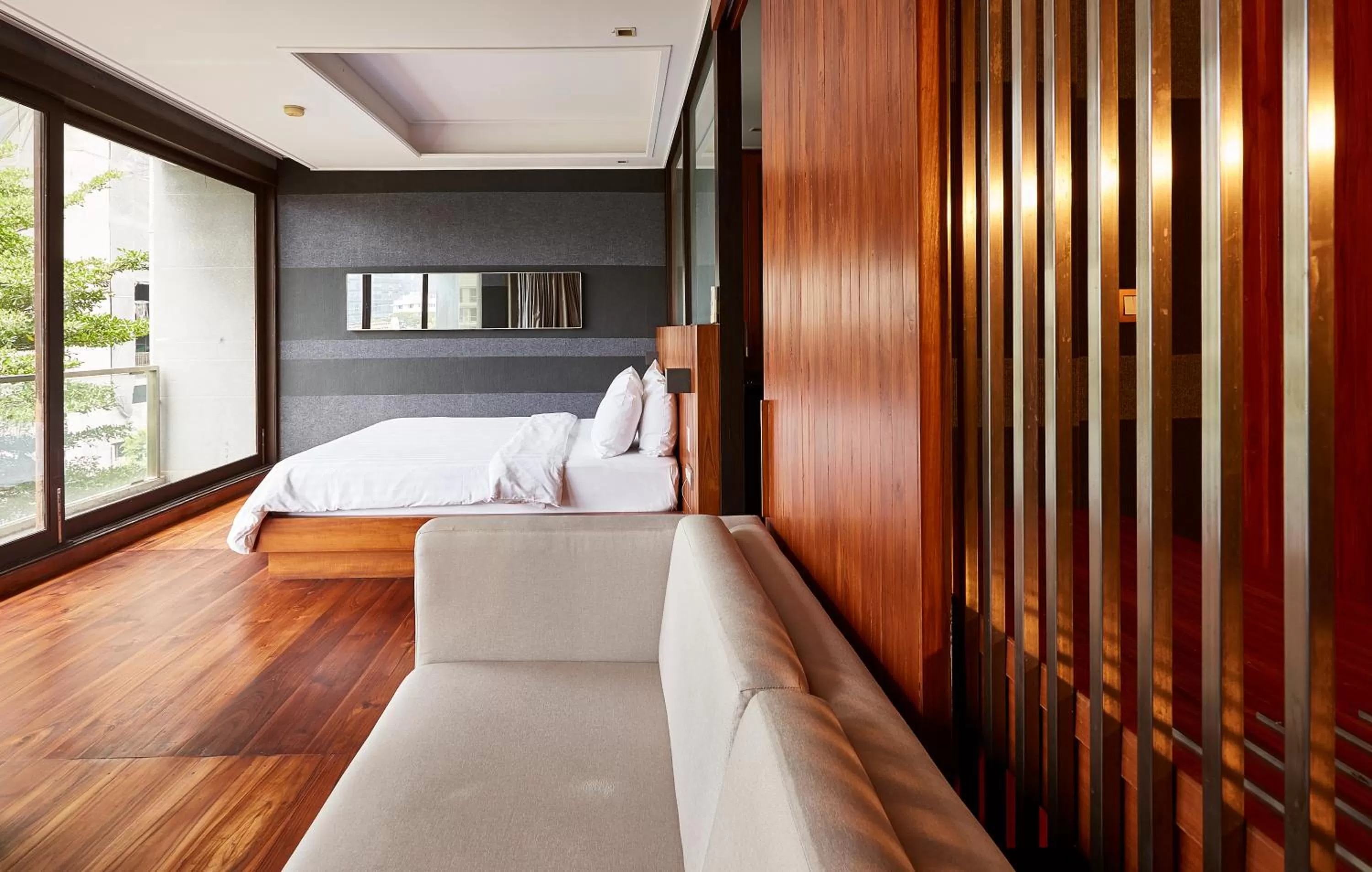 Living room, Bed in LUXX Langsuan Hotel - SHA Plus