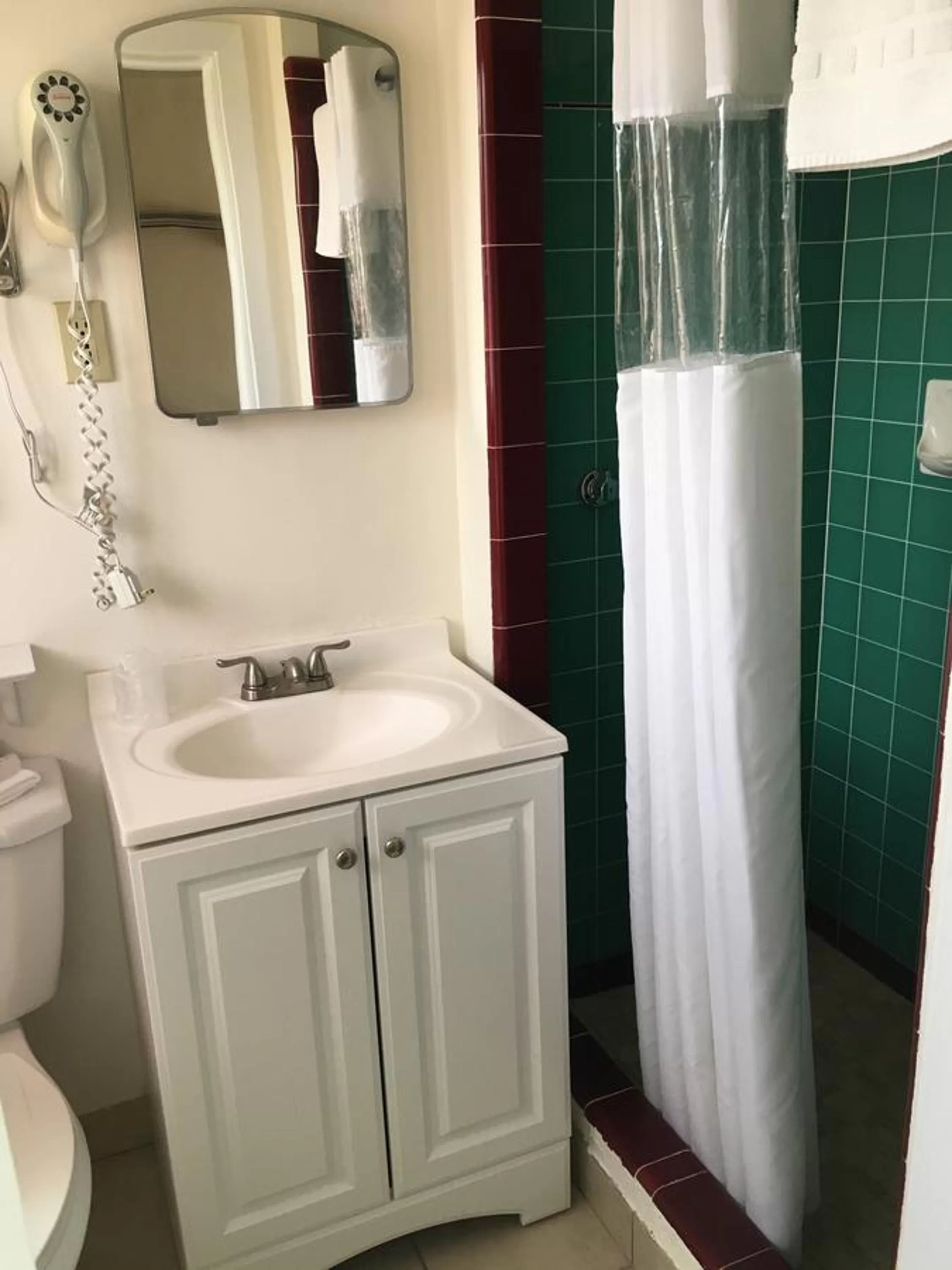 Shower in The Monticello Inn