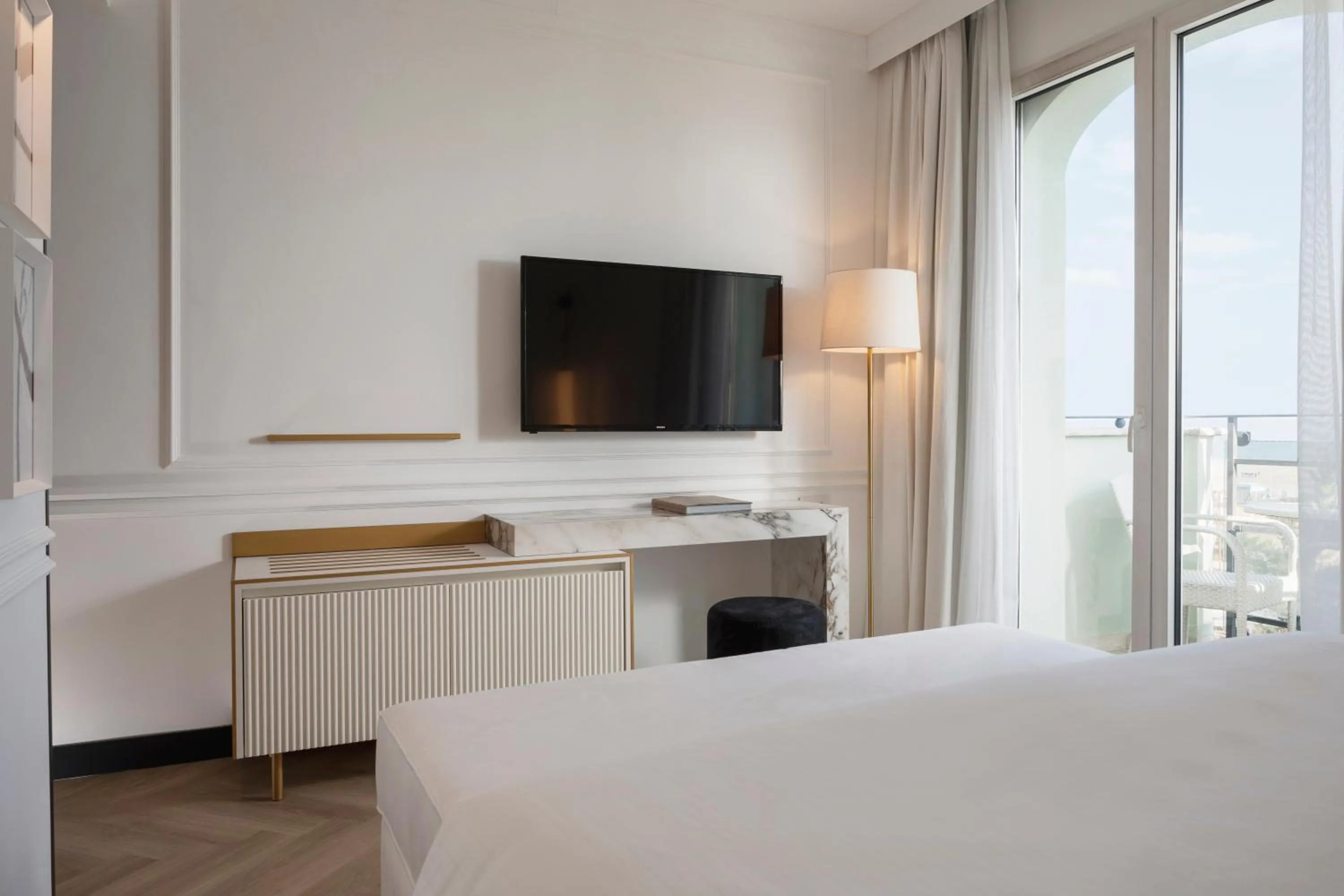 Photo of the whole room, Bed in Hotel De Londres