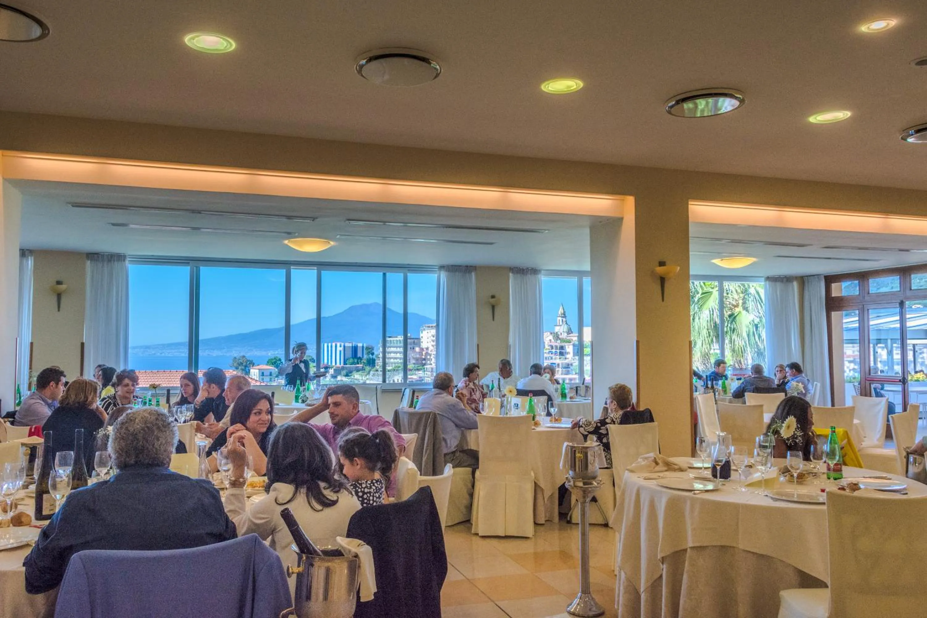 Restaurant/places to eat in Grand Hotel Moon Valley