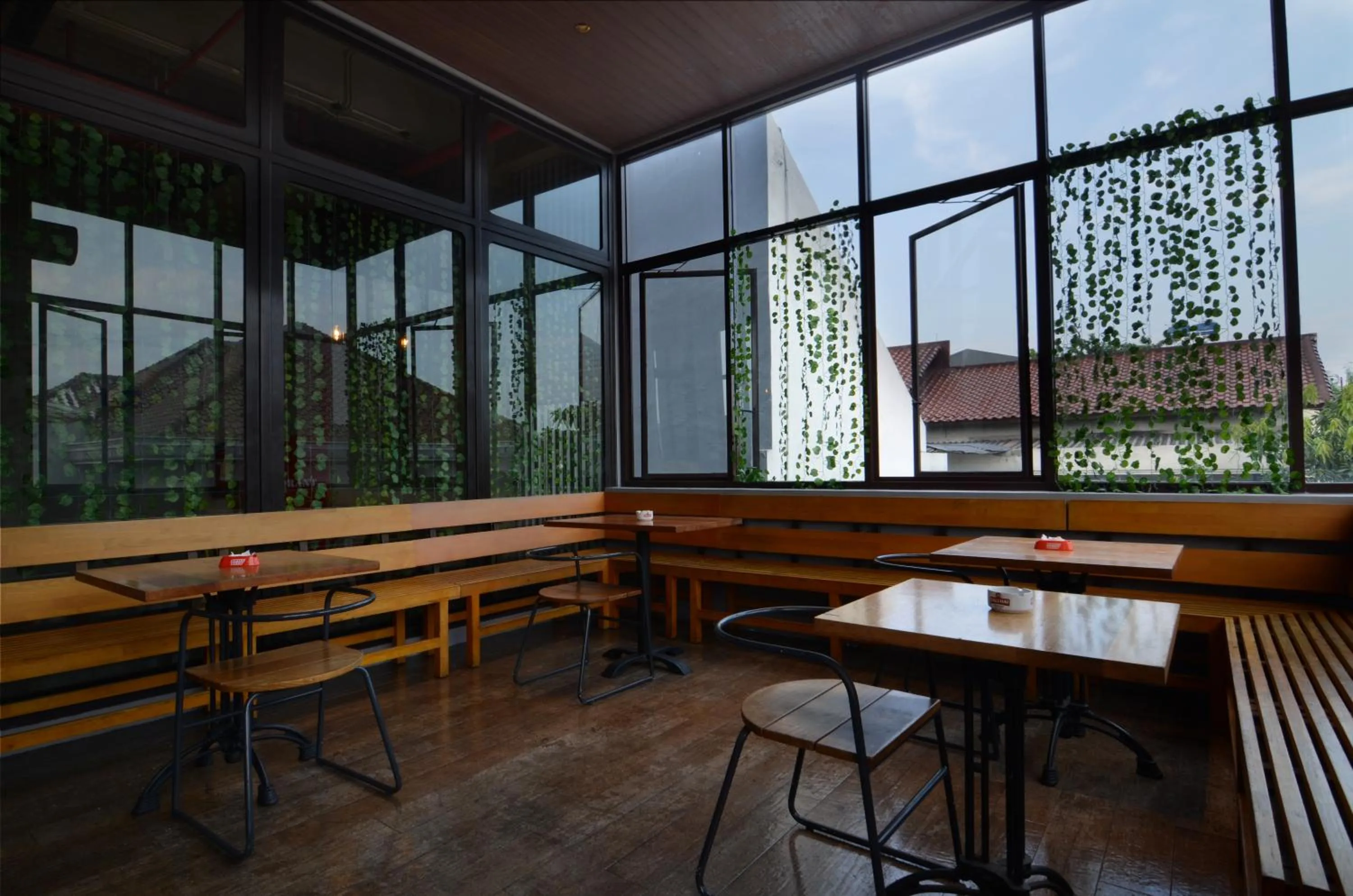 Restaurant/places to eat in Yello Hotel Jemursari