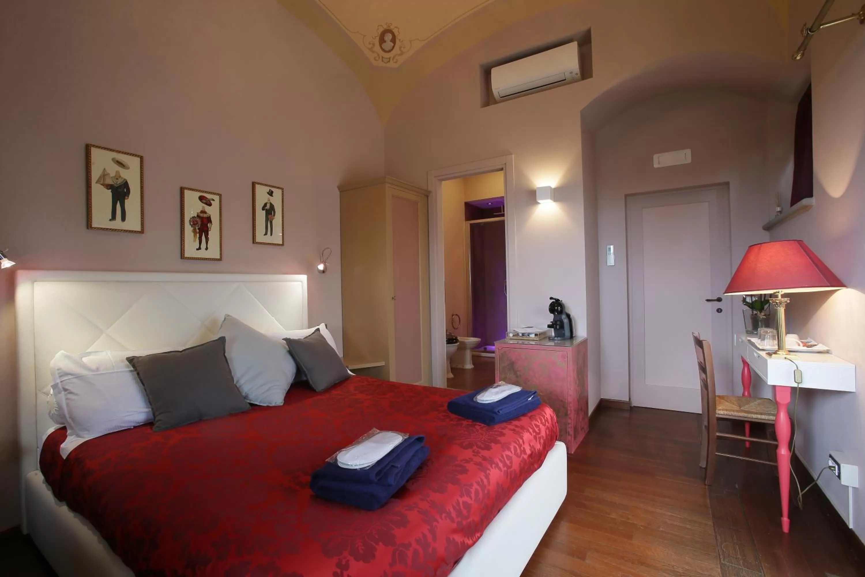 Photo of the whole room, Bed in Relais Montemaggiore